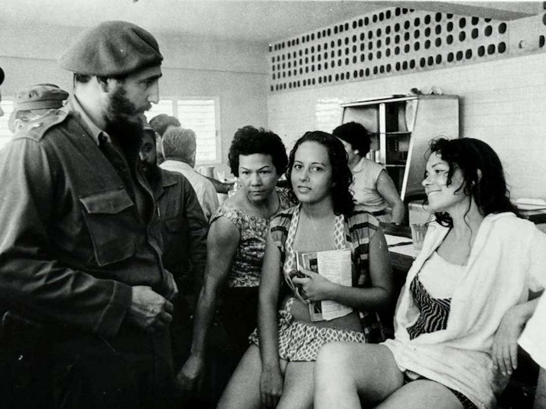 Alberto Korda (1928–2001) - Fidel Castro conversando con...