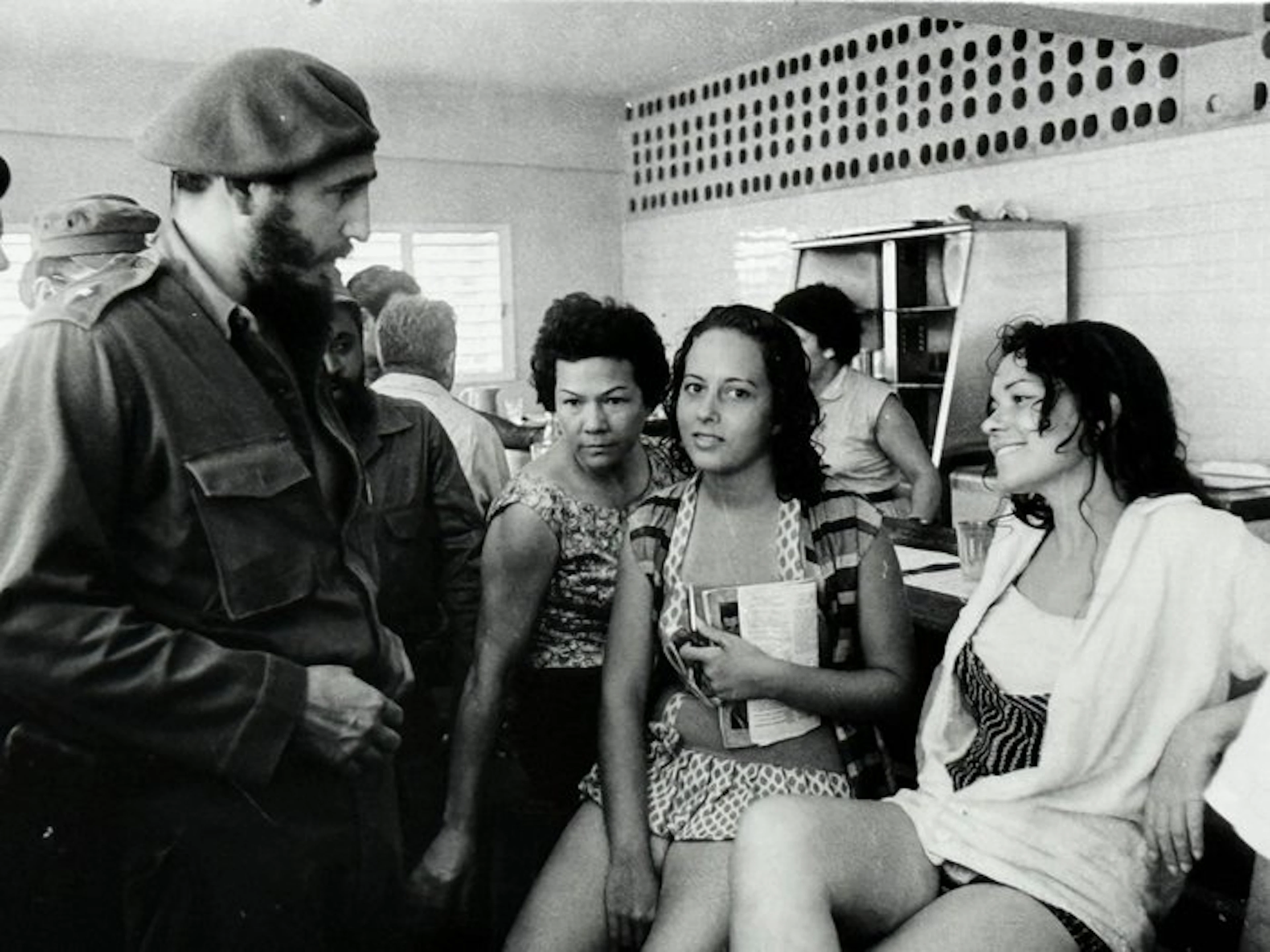 Alberto Korda (1928–2001) - Fidel Castro conversando con...