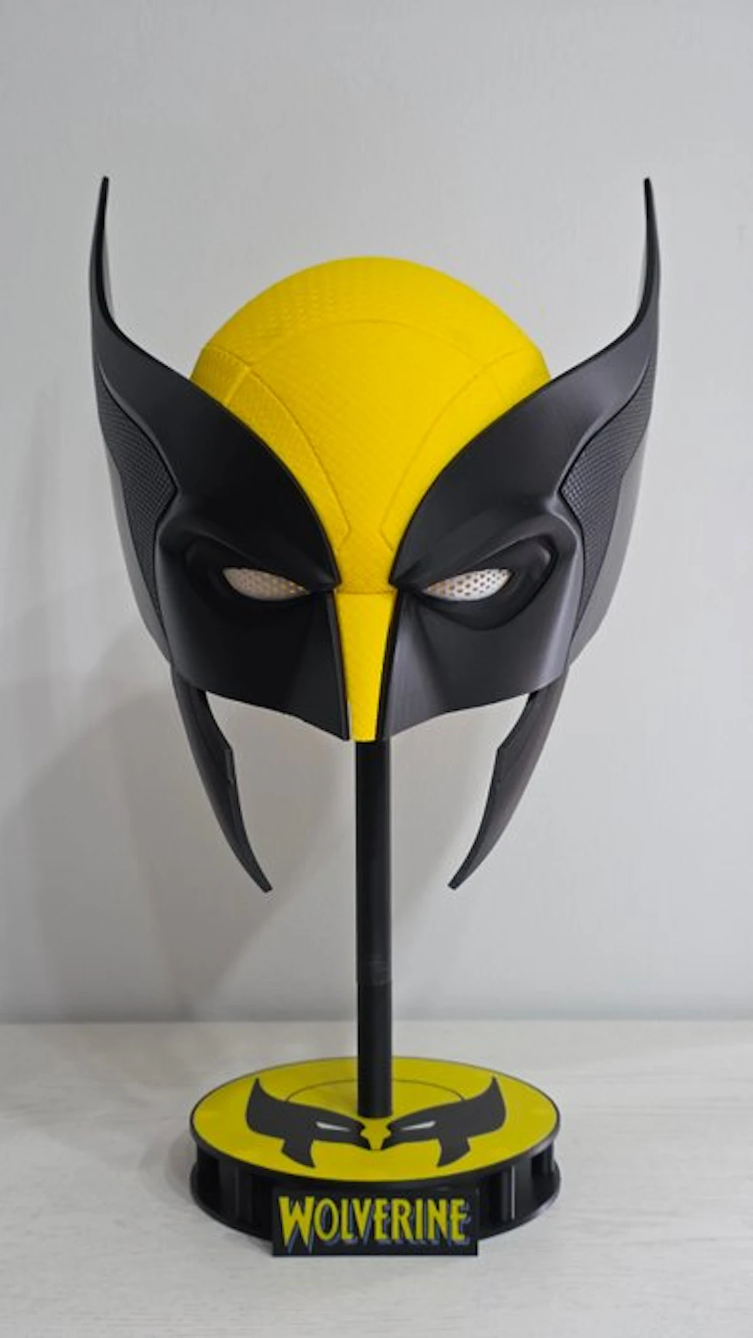 Wolverine - Mini Replica Helmet on Stand (30x25 cm)