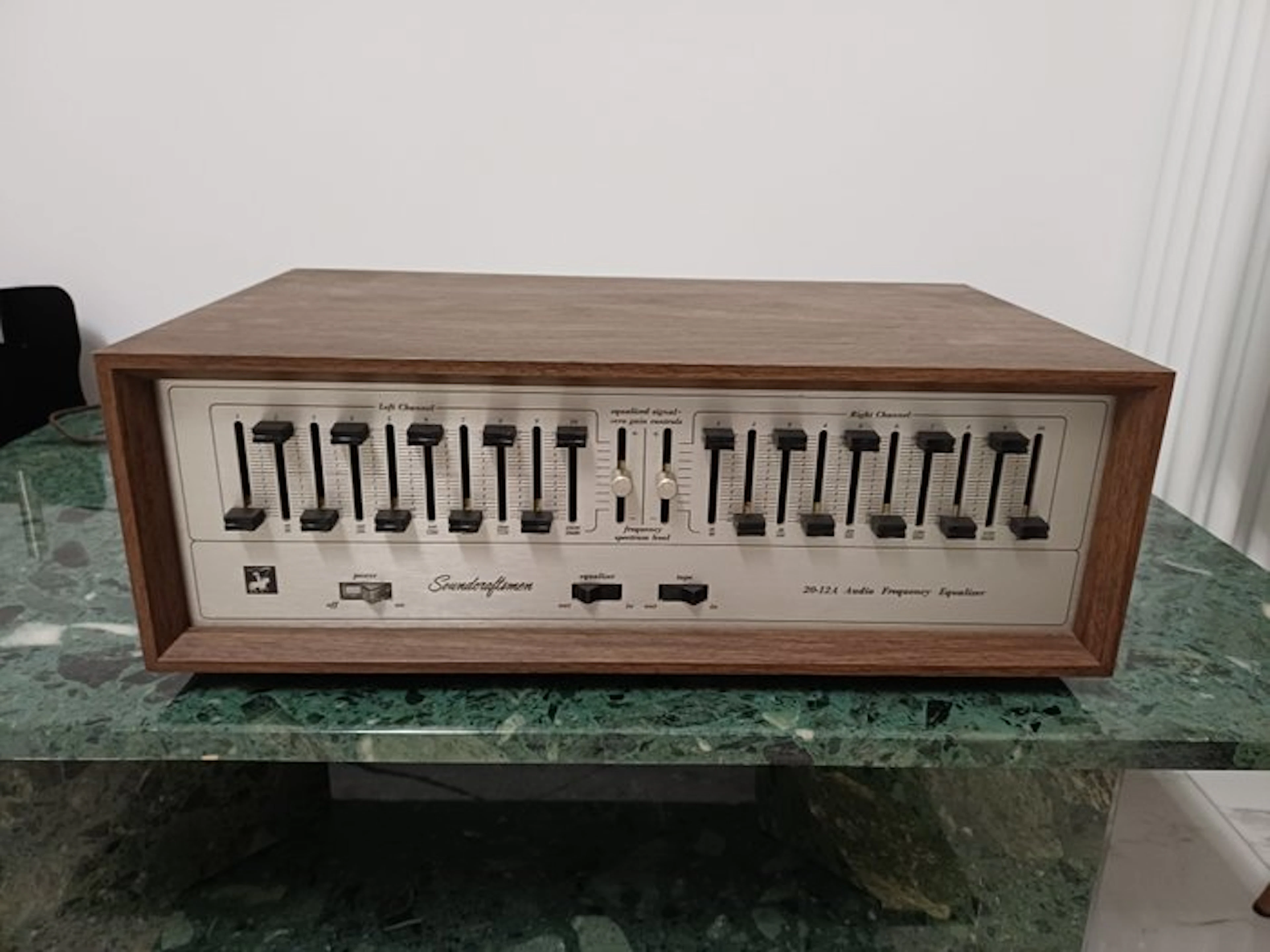 Soundcraftsmen - 2012A 10-Band Dual-Channel Stereo graphic equalizer