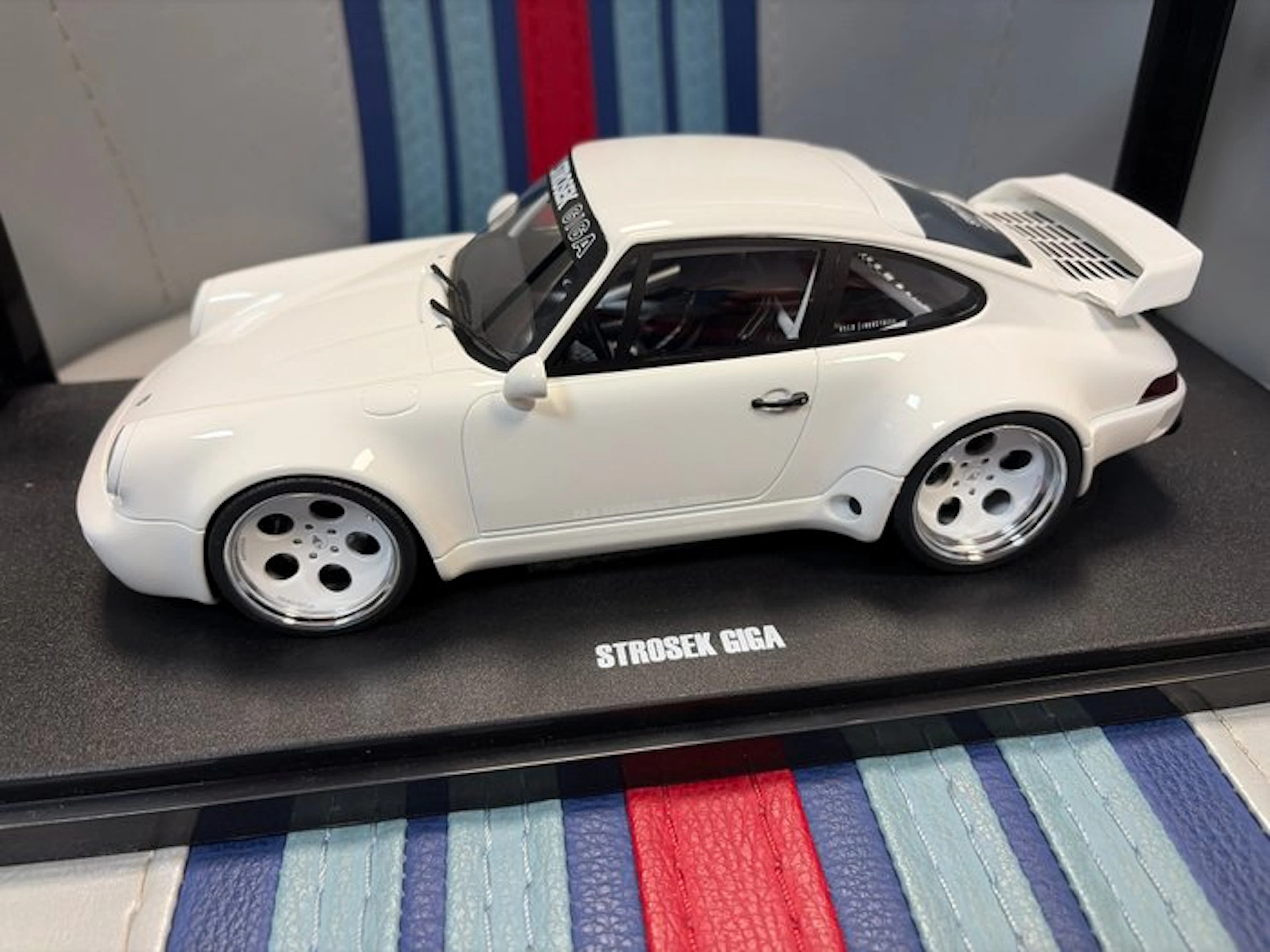 GT Spirit 1:18 - Model car - Porsche 911 RWB Strosek GIGA - 2023