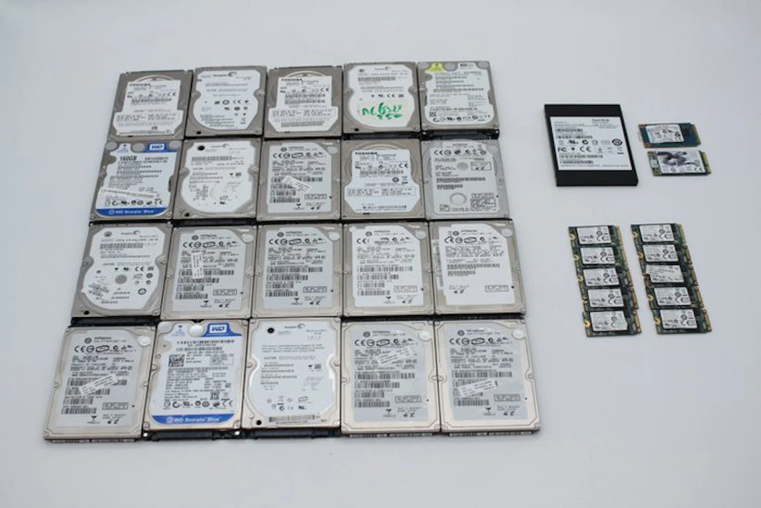 Rare find: Lot of 13 SSDs & 20 Hard disks | 2.5"