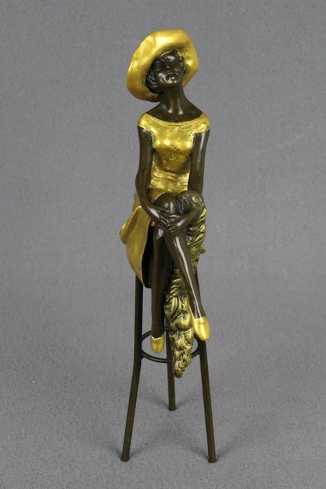 after Chiparus - Sculpture, Lady at the Bar - 1 kg - 28 cm - Gilt bronze