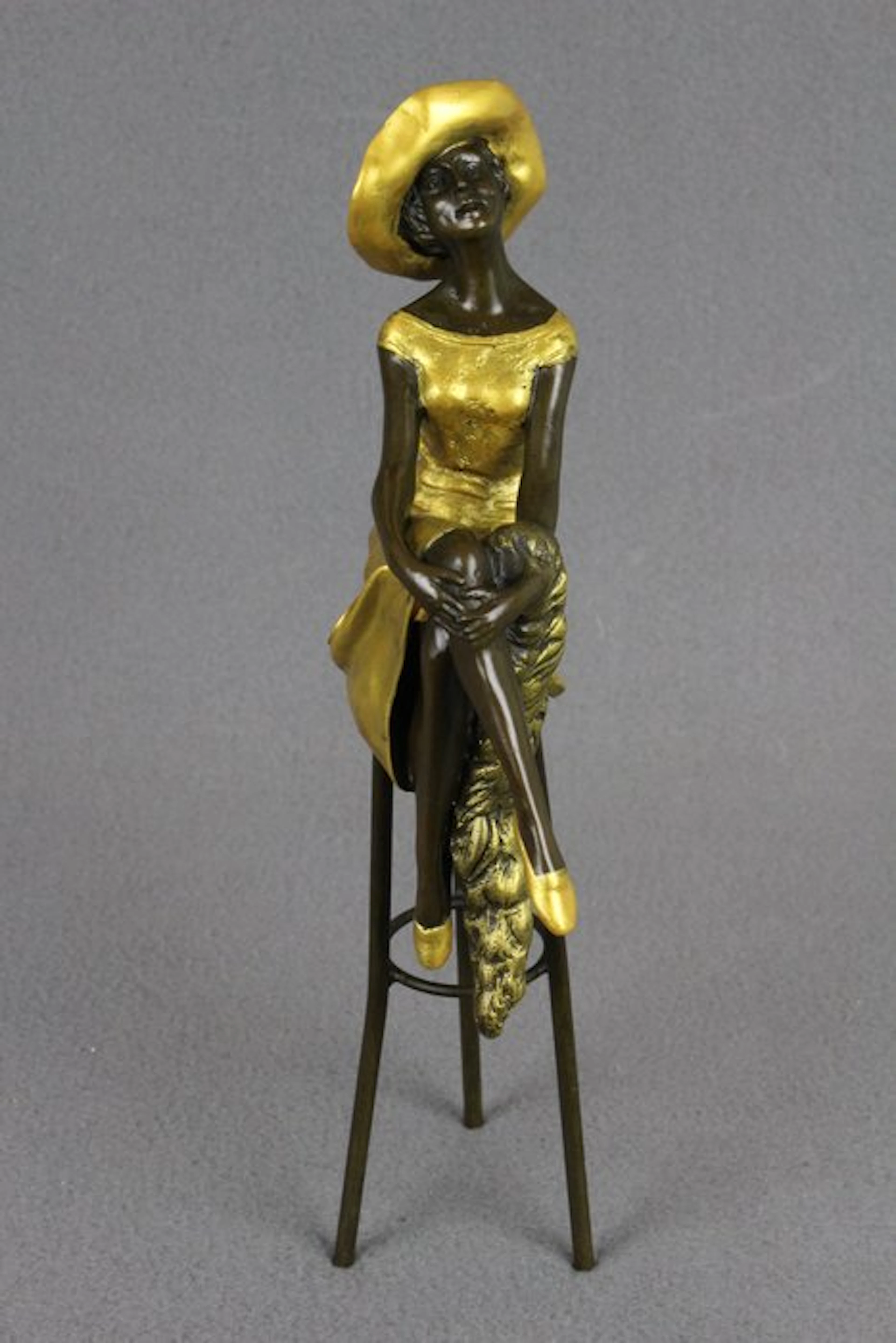 after Chiparus - Sculpture, Lady at the Bar - 1 kg - 28 cm - Gilt bronze