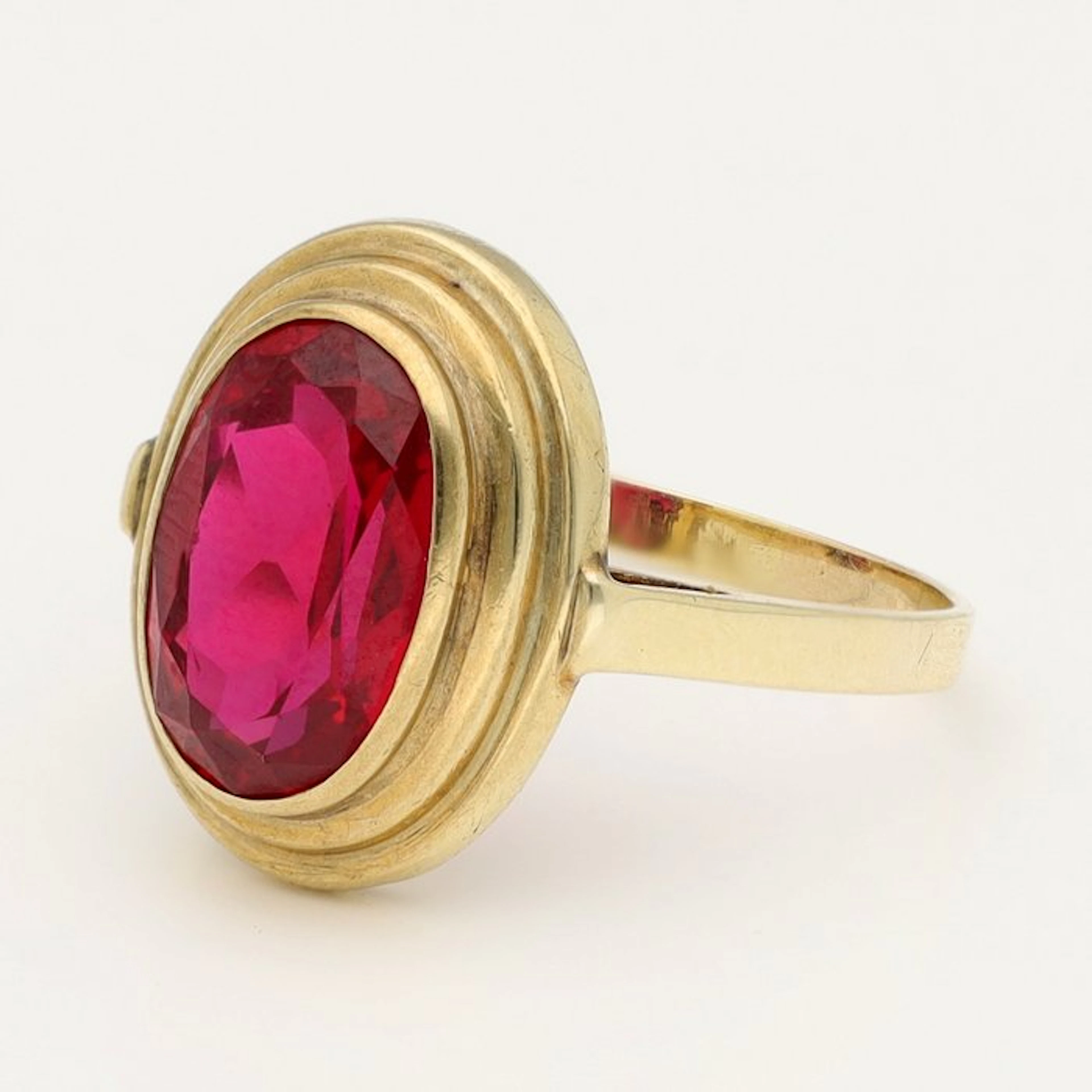 Ring - 14 kt. Yellow gold Ruby
