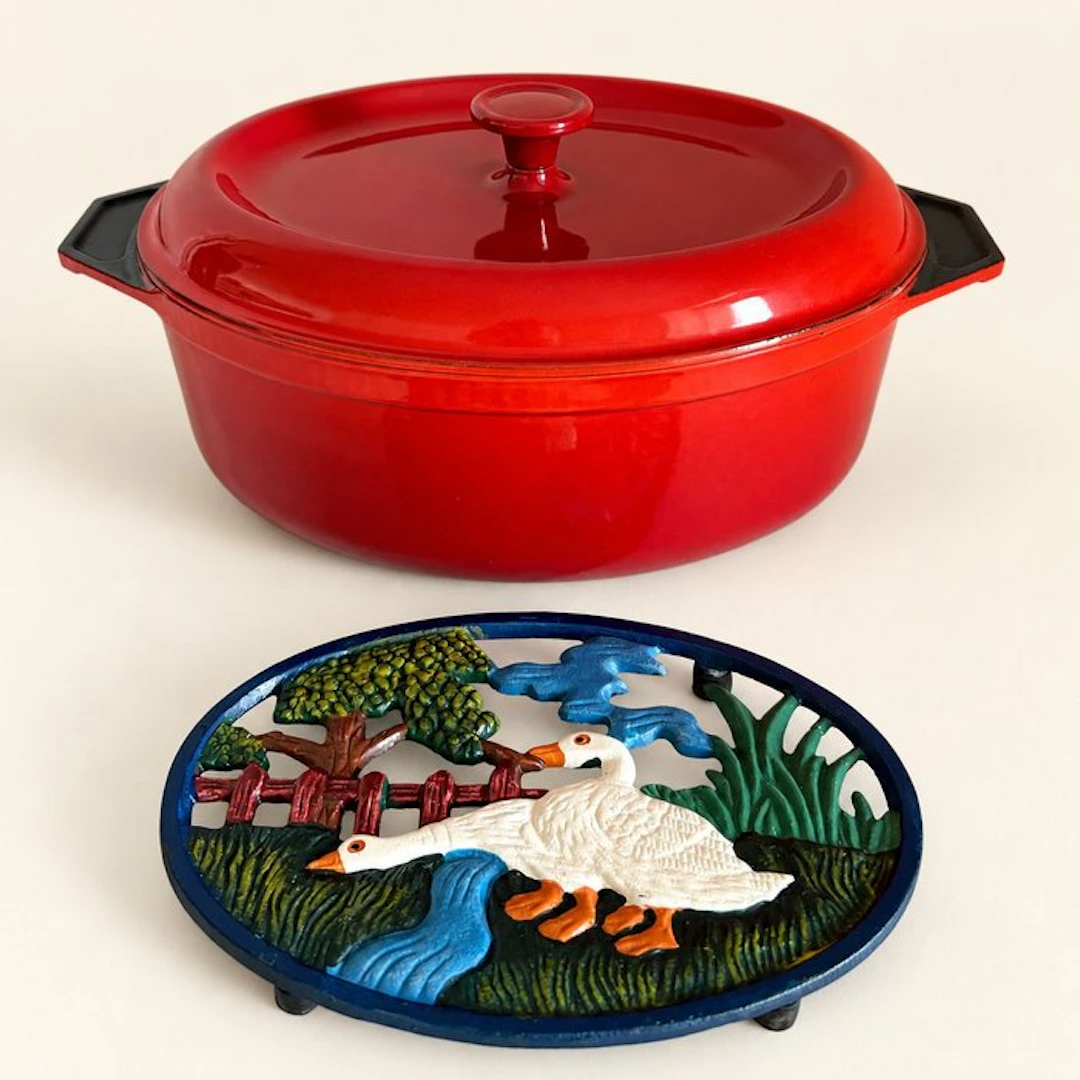 Style Le Creuset - Casserole dish (2) - Enamelled font - And a trivet