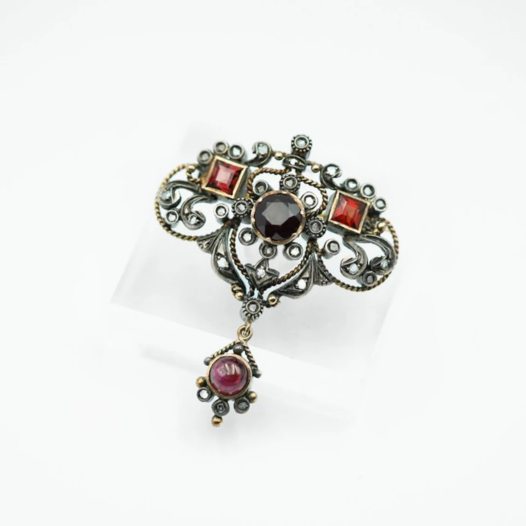 Brooch - 14 kt. Silver, Yellow gold Garnet - Diamond