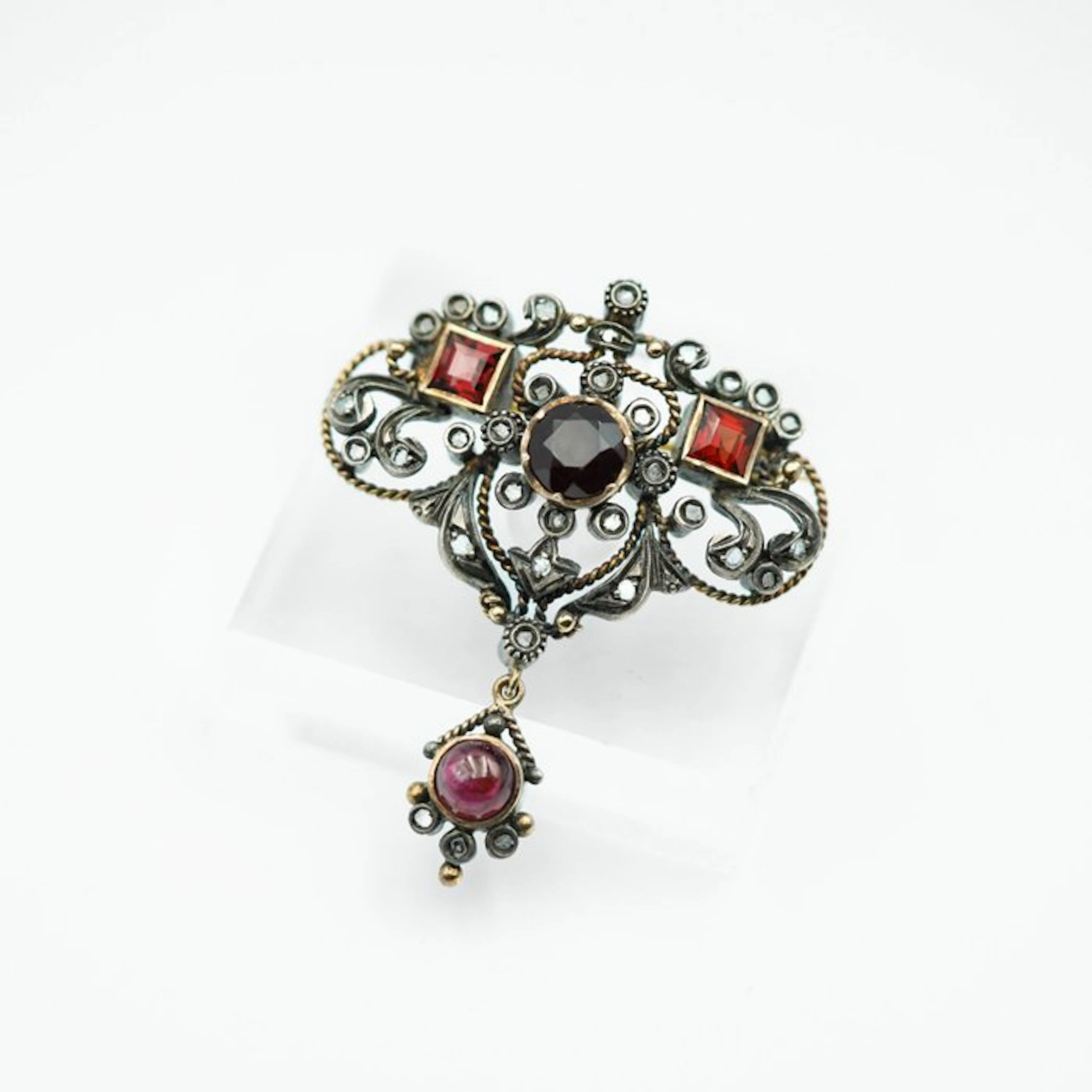 Brooch - 14 kt. Silver, Yellow gold Garnet - Diamond