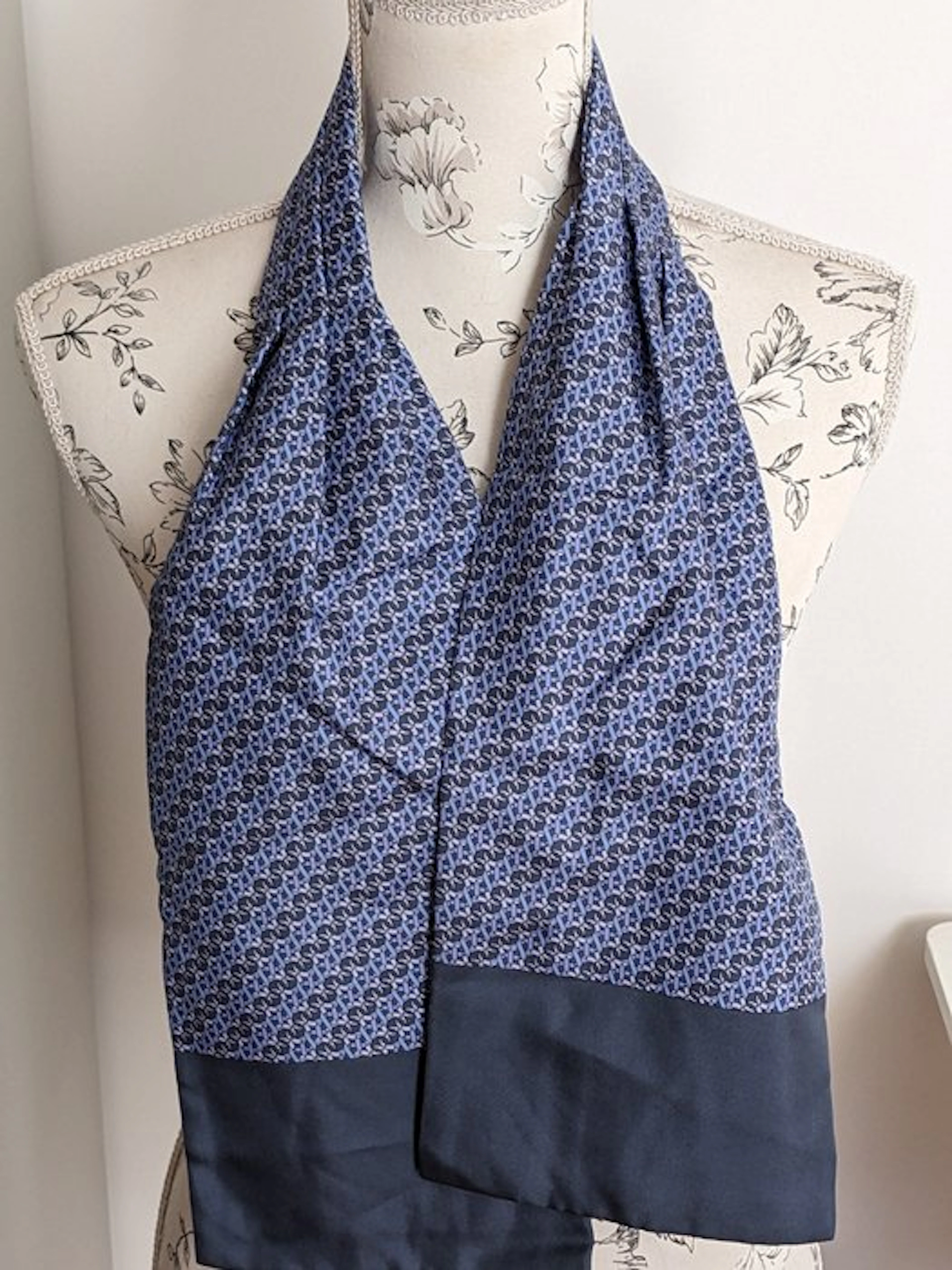 Hermès - Foulard Hermès motif géométrique bleu - Scarf