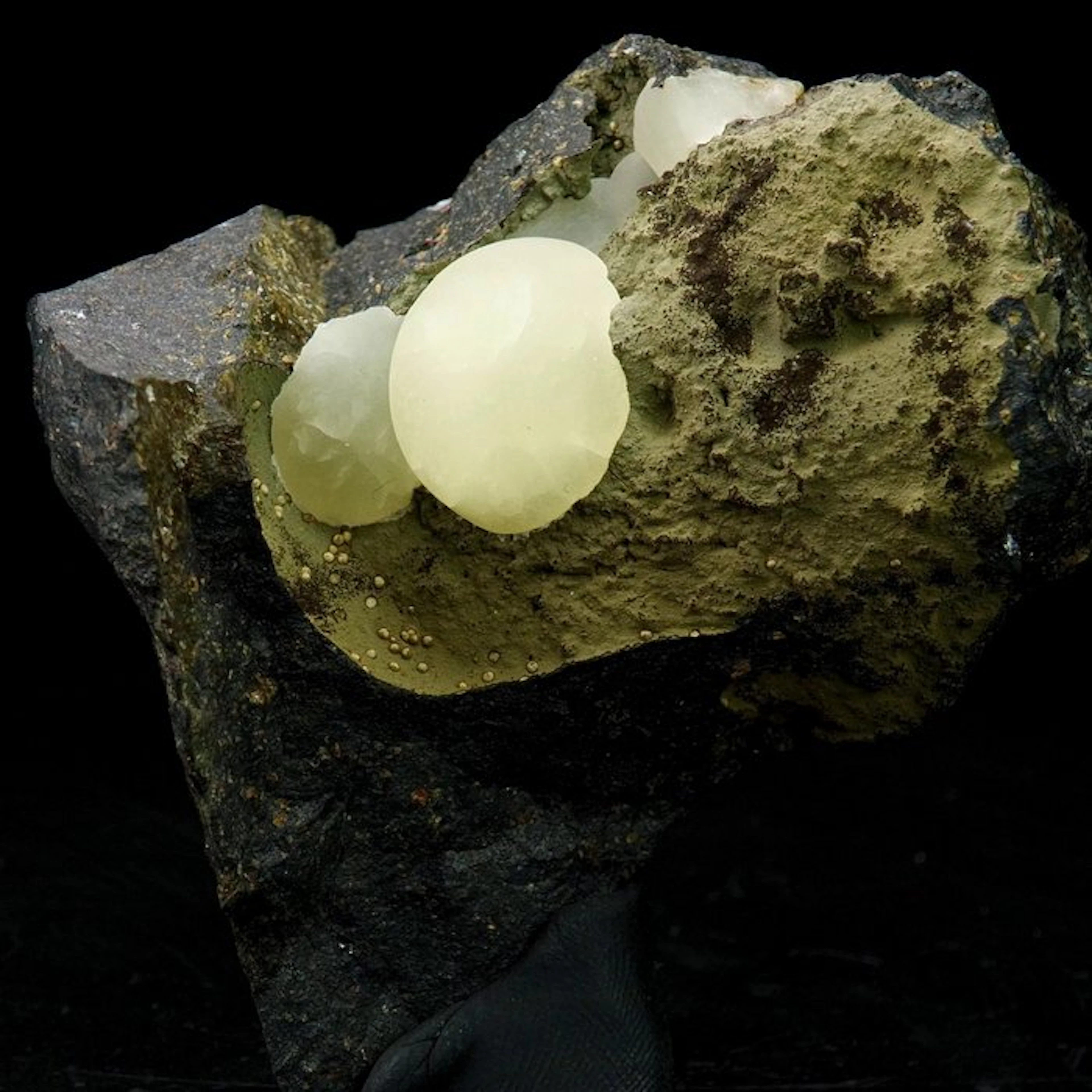 Calcite ball in basalt geode - Curebourse