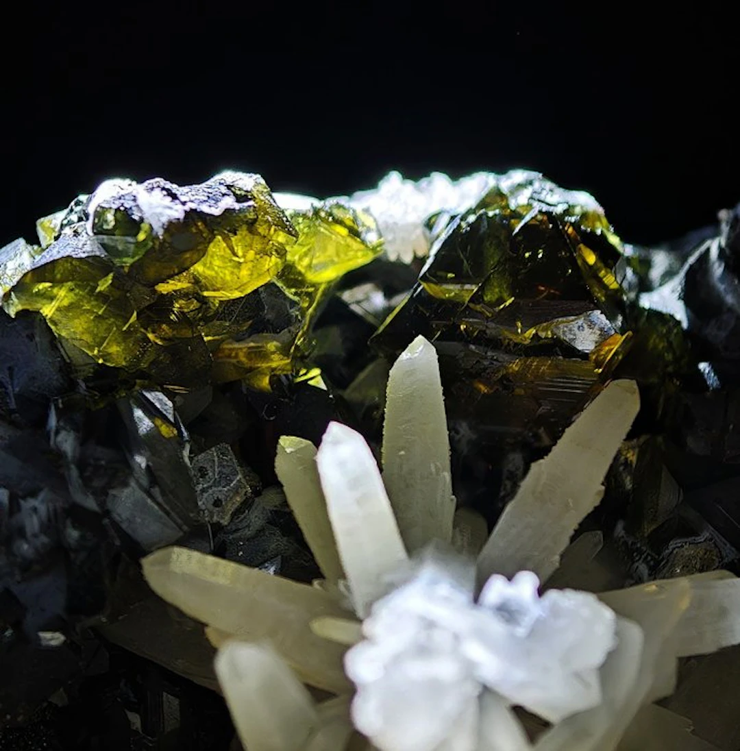 Milky quartz on Cleiophane and Galena