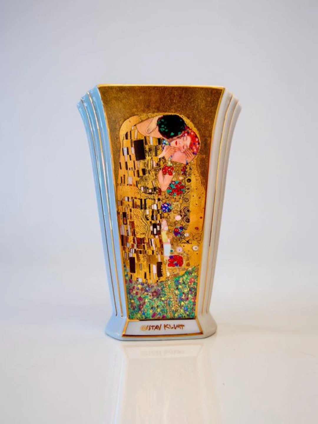 Goebel Artis Orbis - Gustav Klimt - Vase - “Der Kuss” - Porcelain