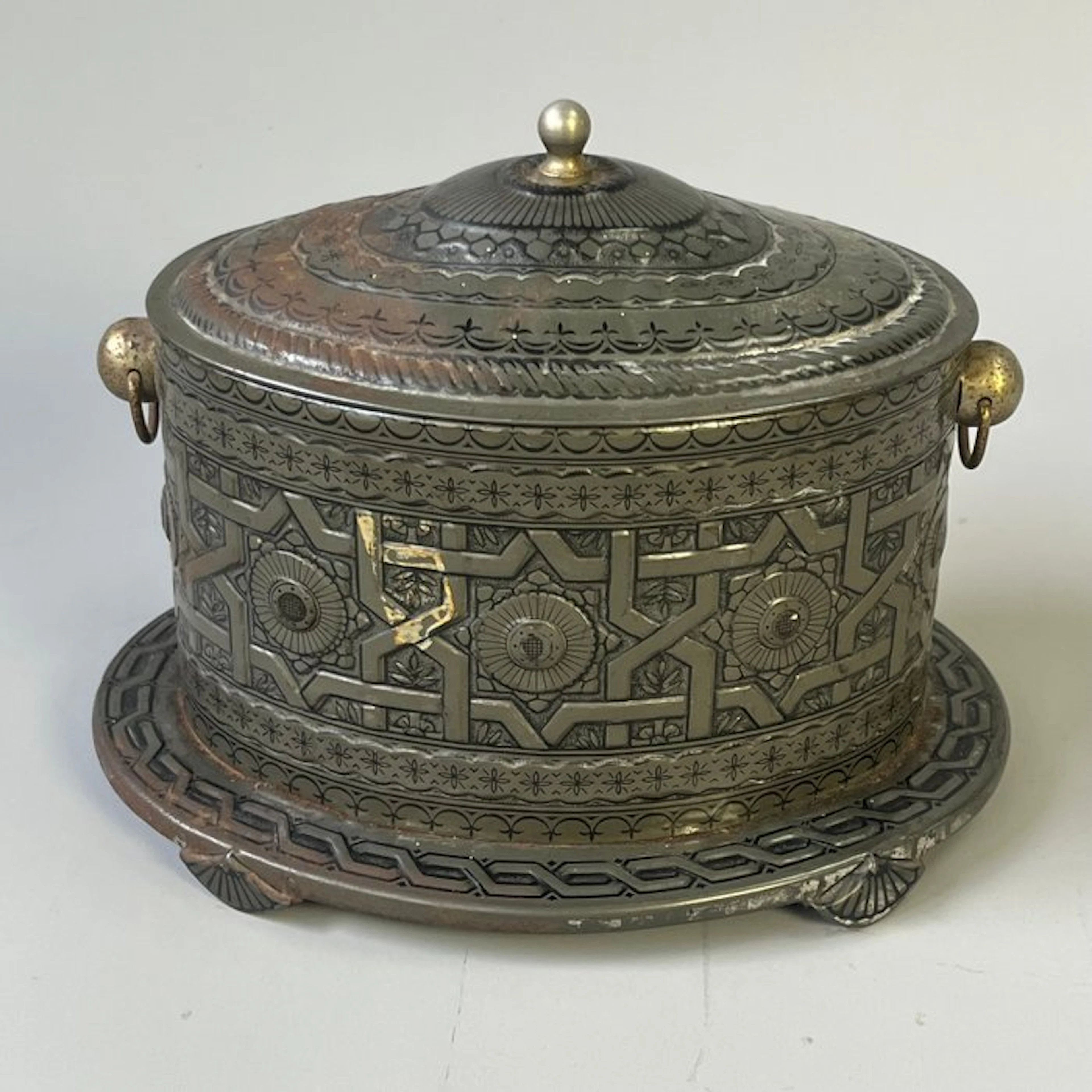 Box - Antique oval tin 'Victoria' – Moorish-inspired relief