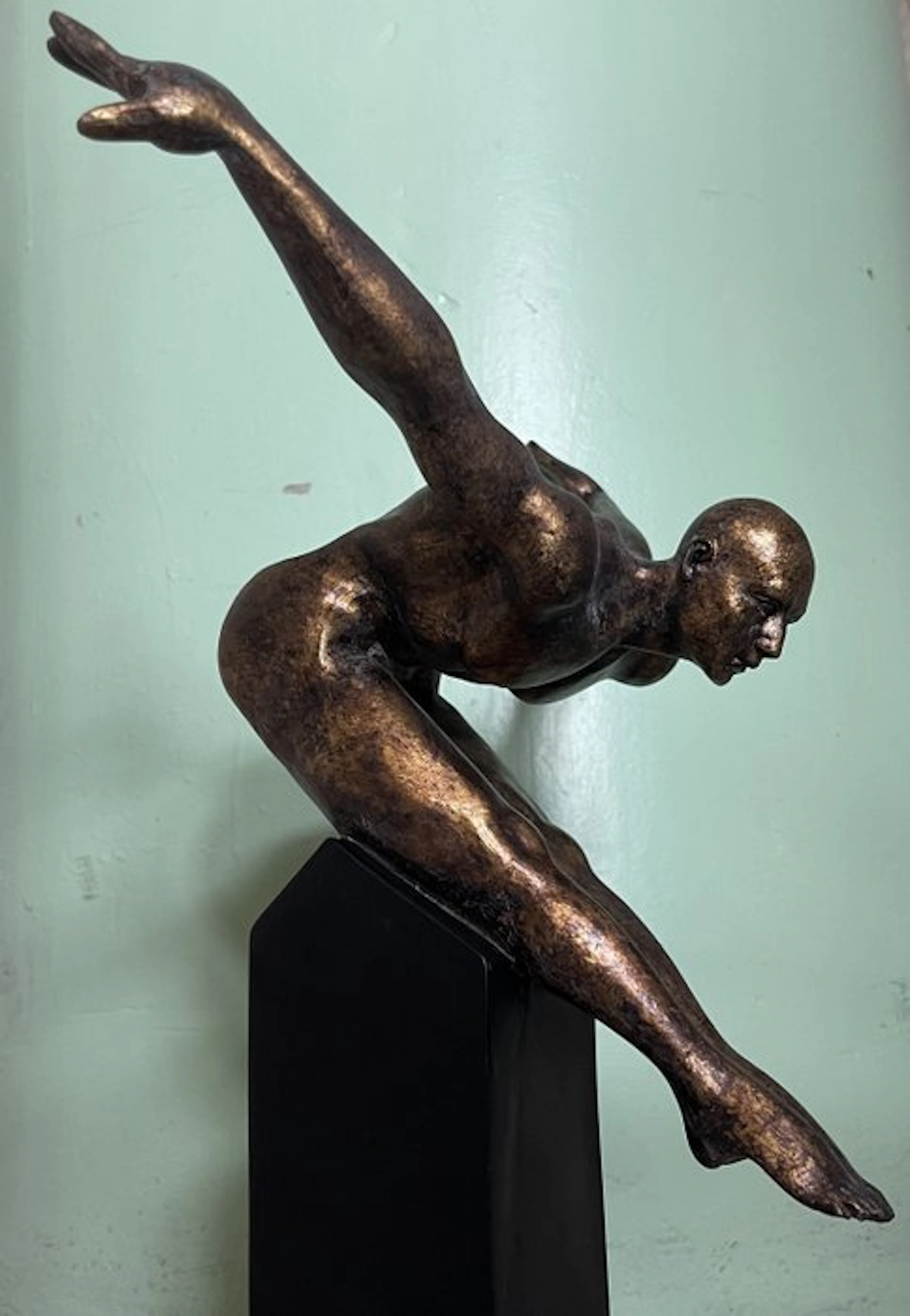 Sculpture, De Duiker- groot klassiek beeld - 34 cm - polyresin - 1980