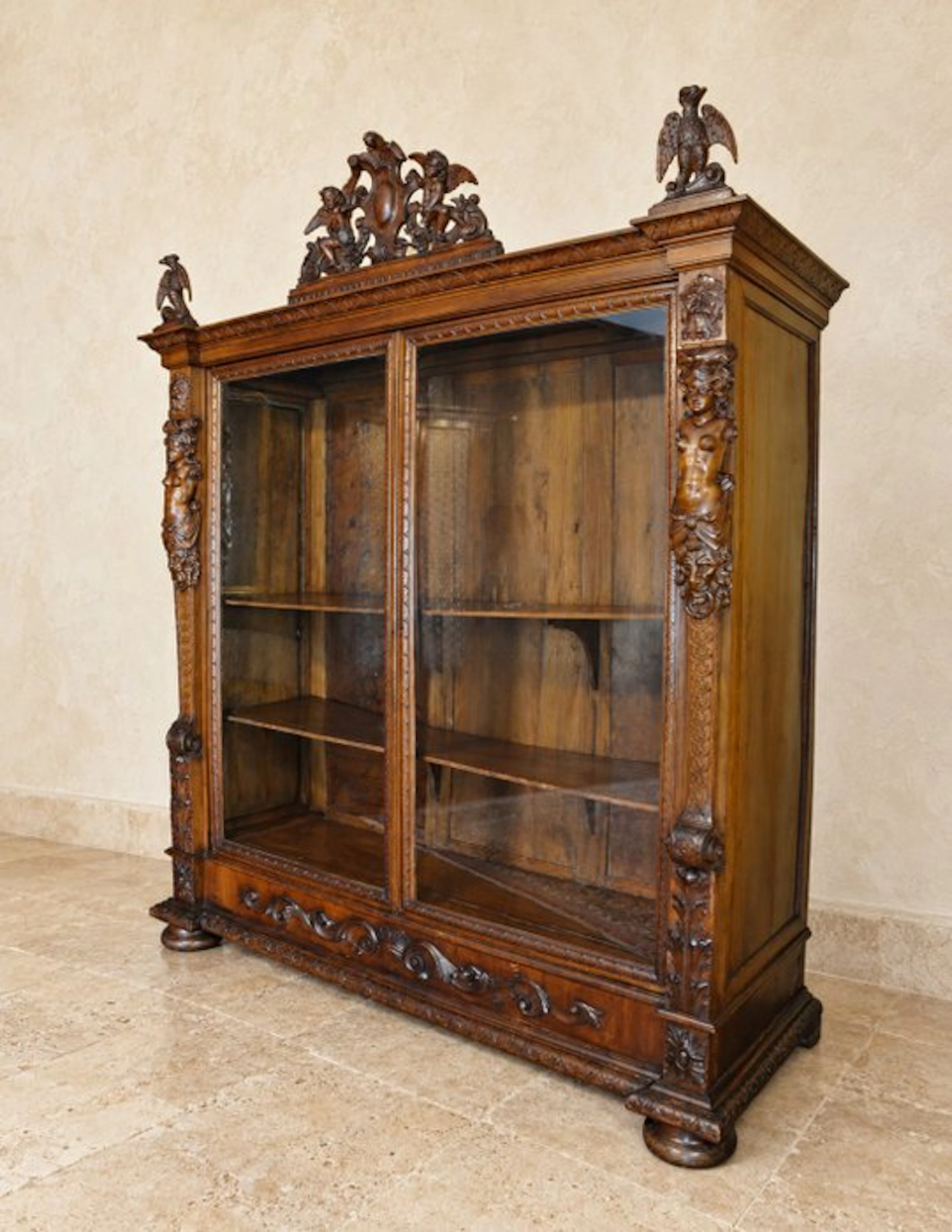 Monumentale vetrina del XIX secolo con cariatidi