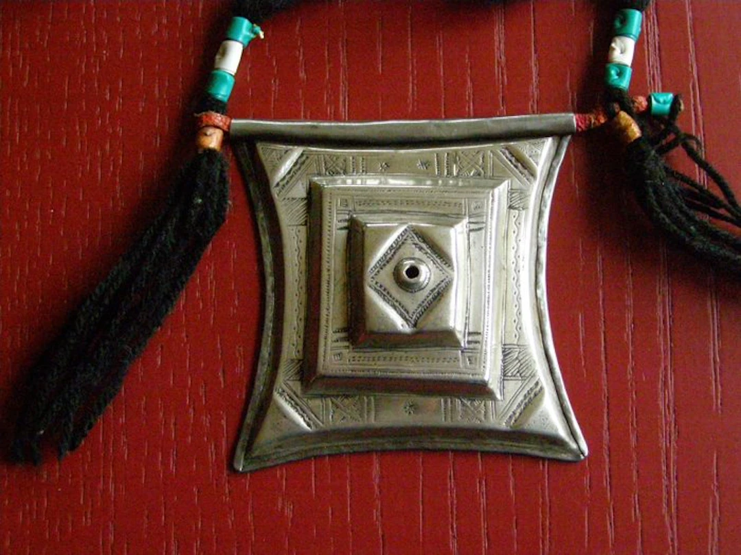 Tuareg amulet pendant TCHEROT - Silver and white metal