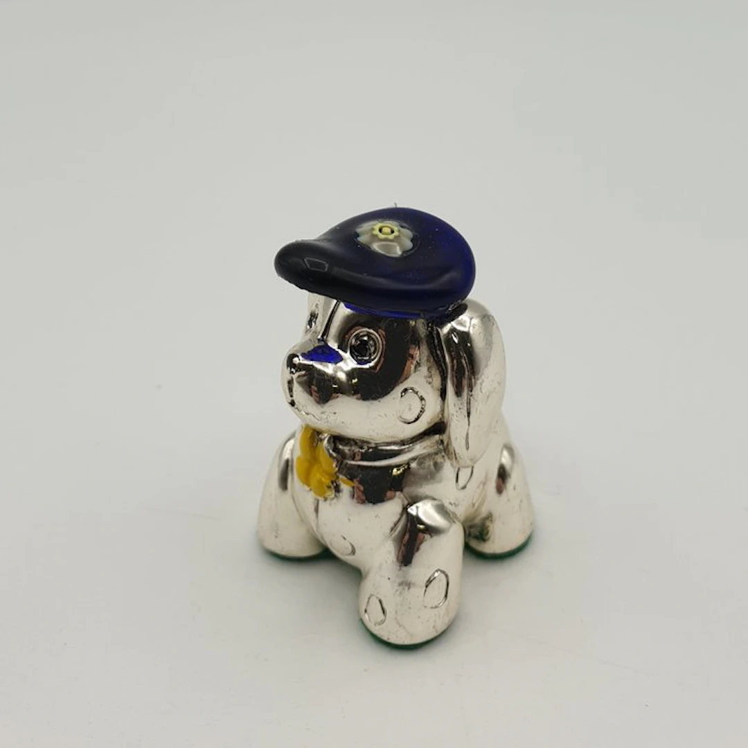 Cagnolino con cappello rivestito in Argento e Vetro di...