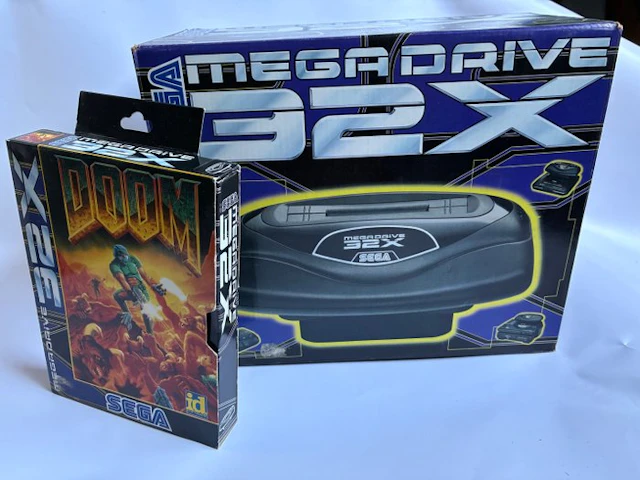 Sega - Mega Drive 32X - Mega Drive 32X + Doom game...