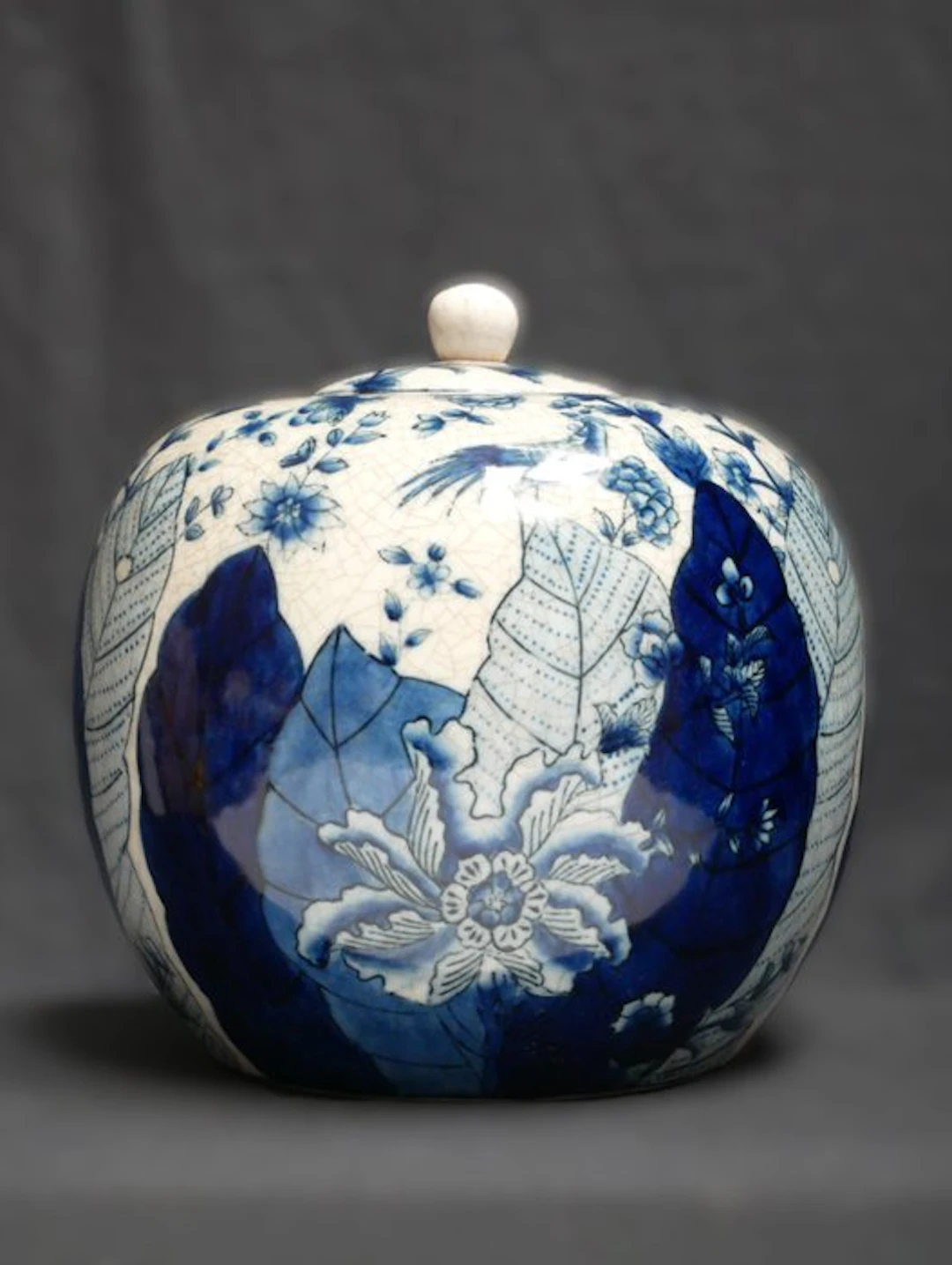 Lidded vase - Porcelain - handpainted underglazed