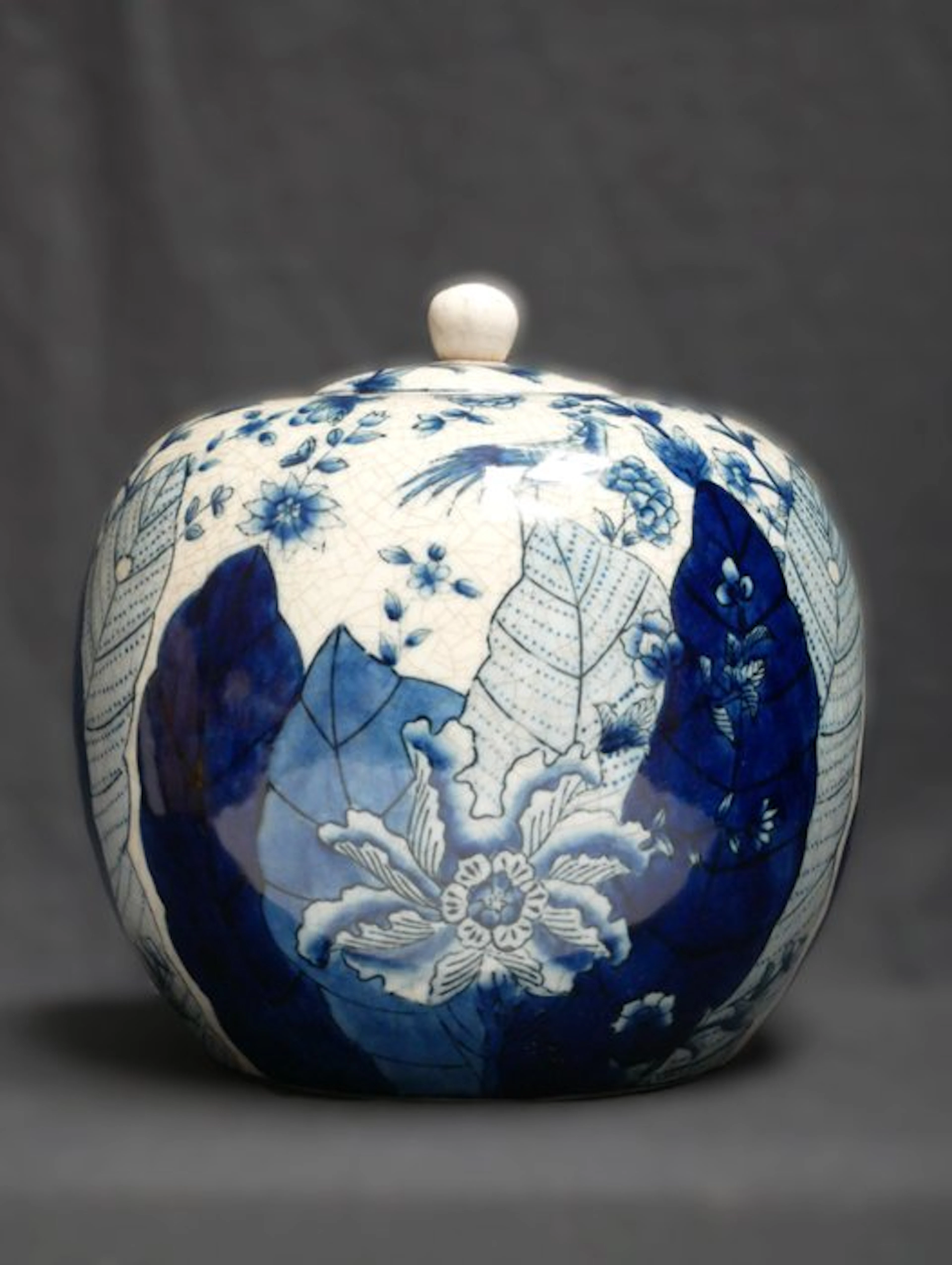 Lidded vase - Porcelain - handpainted underglazed