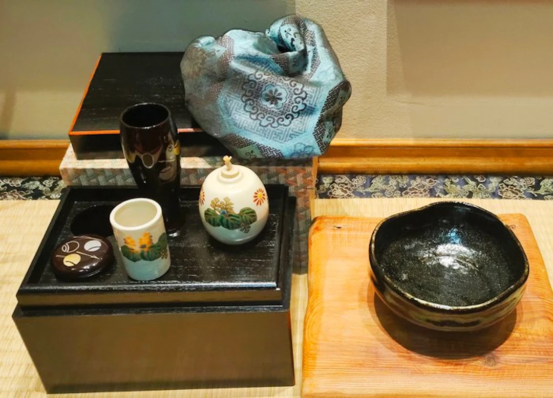 Tea bowl (8) - Ceramic, Enamel - Chawan Raku + Tea Box