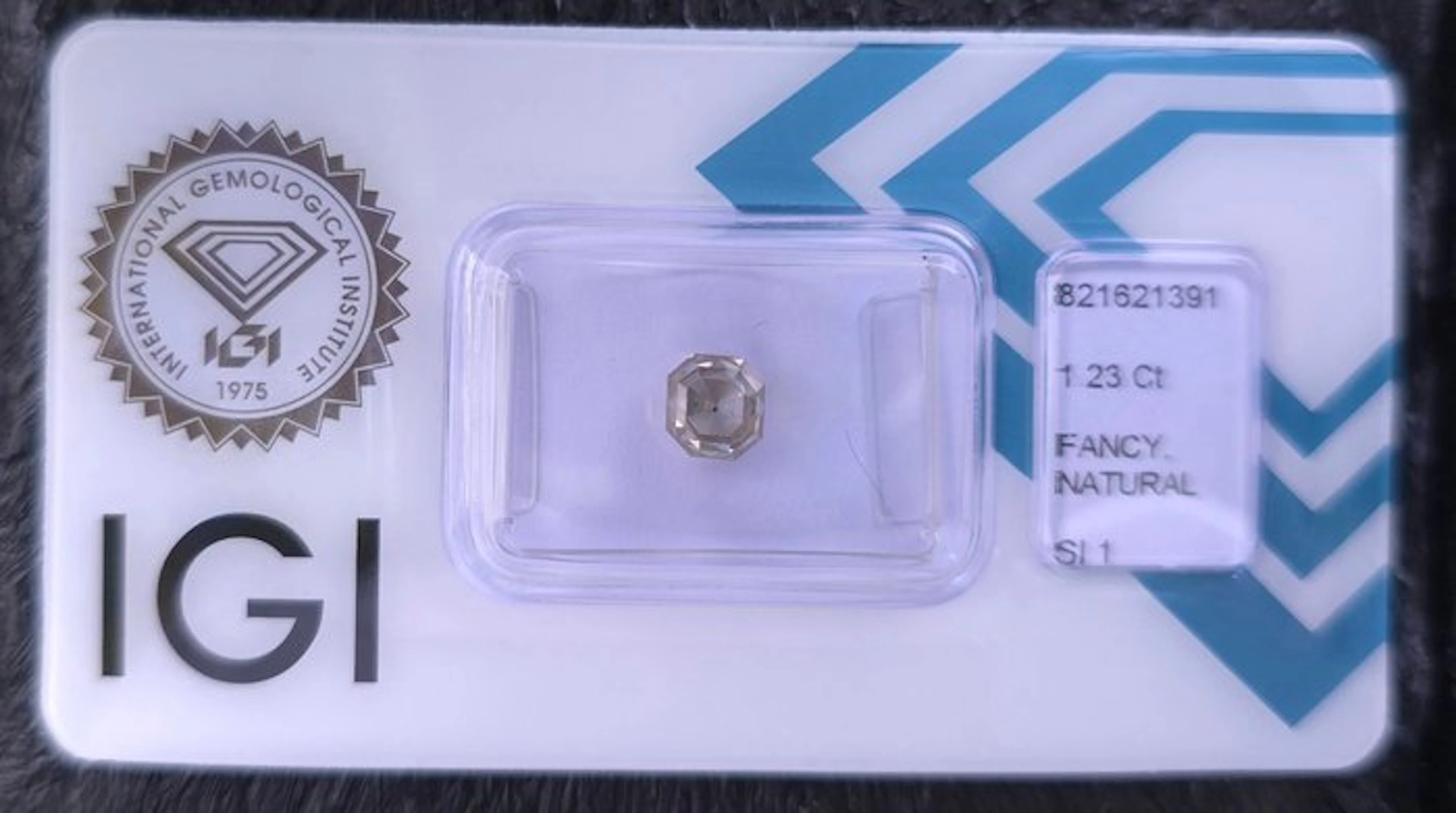 No reserve price - 1 pcs Diamond (Natural coloured)...