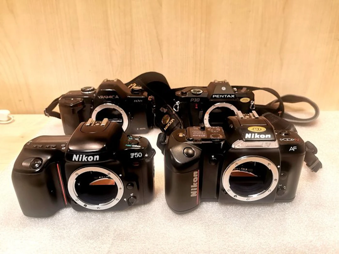 Pentax, Nikon, Yashica 4 macchine reflex Single lens reflex camera (SLR)