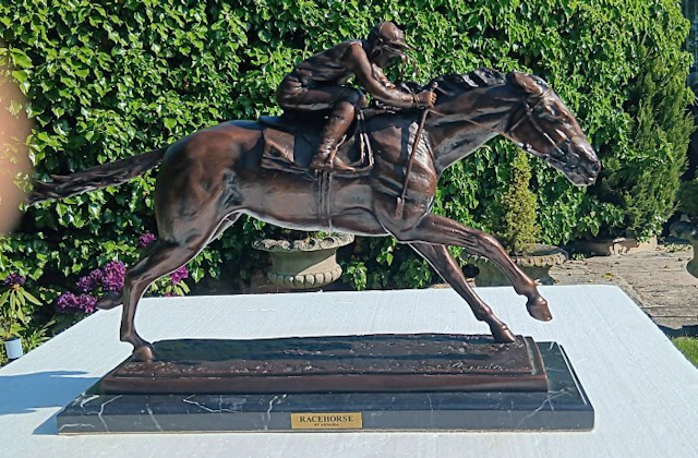 Sculpture, "Race Horse by Arnadia". - 41 cm - marble bronze