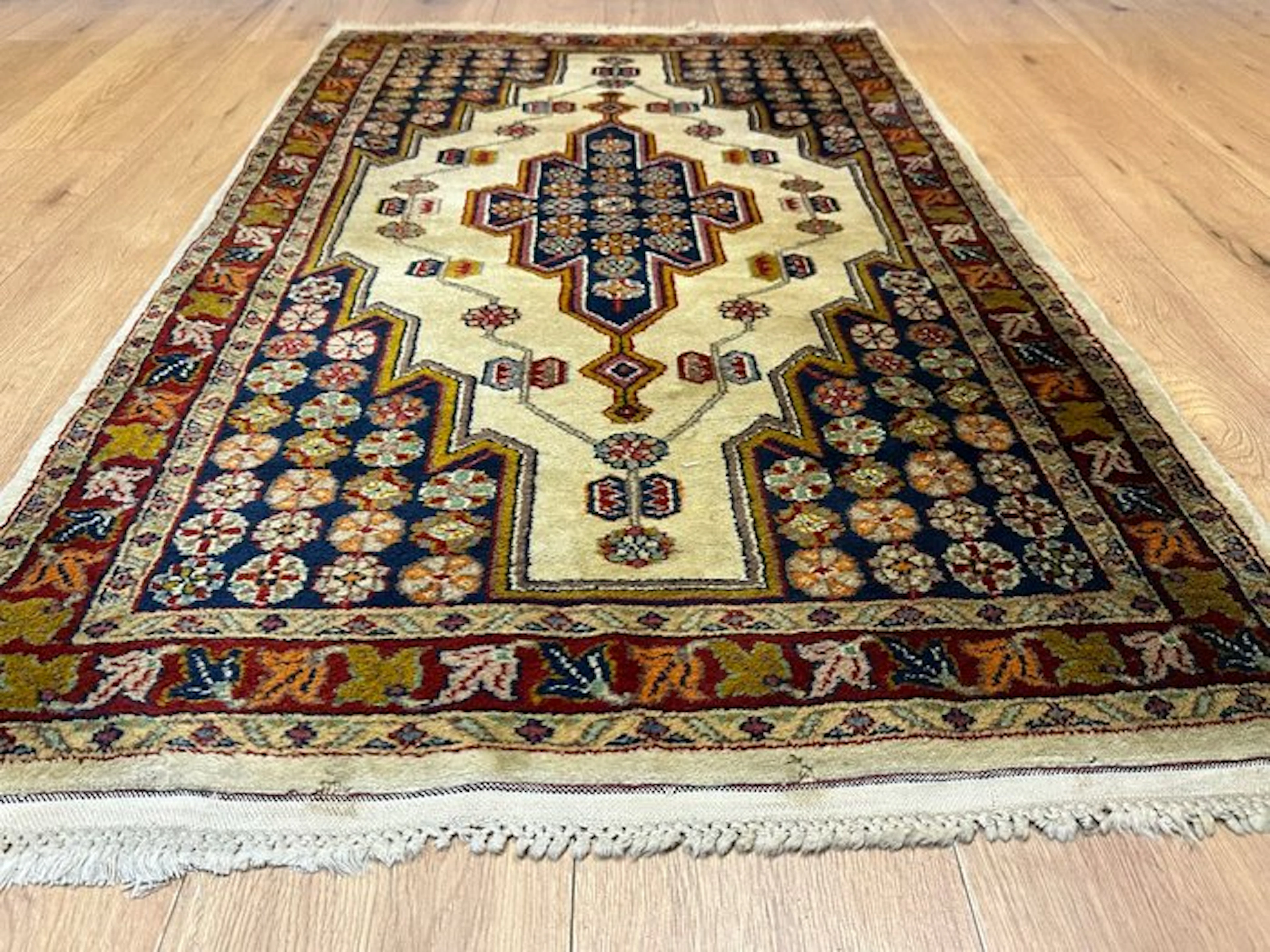 Hand-knotted Indian Tabriz rug with a classic medallion. - Rug - 154 cm - 91 cm