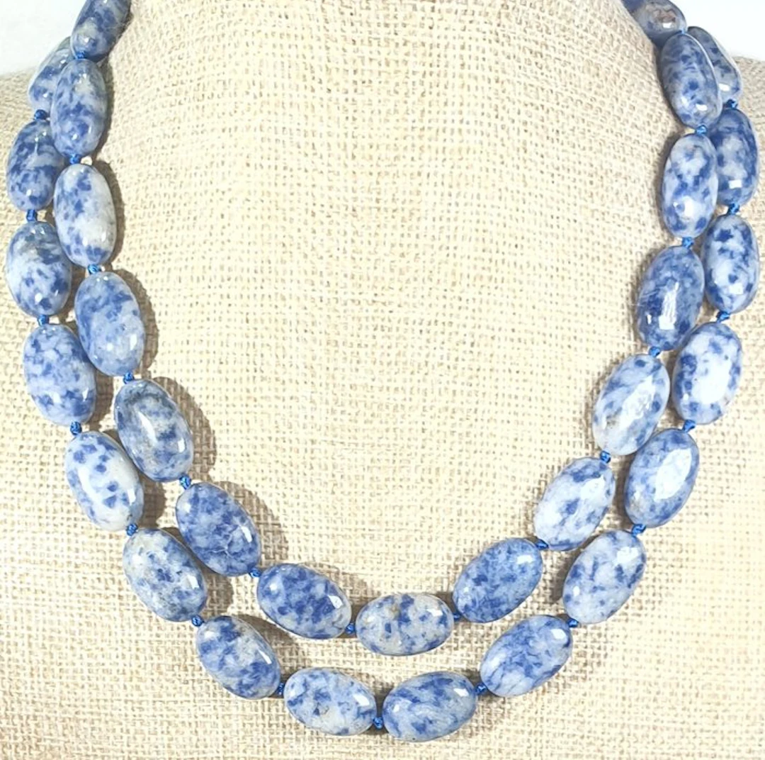 Natural sodalite from Canada - Balances emotions and...