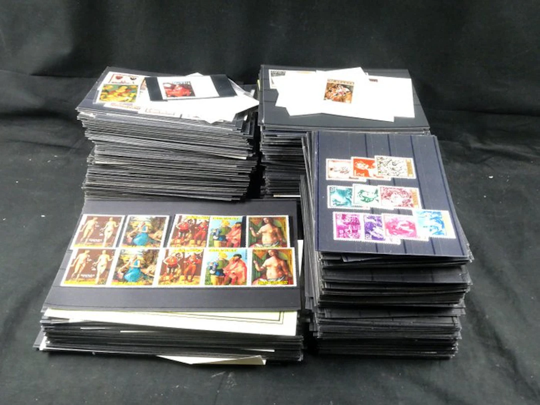 World - Large lot of display cards with stamps on the theme of painting and art