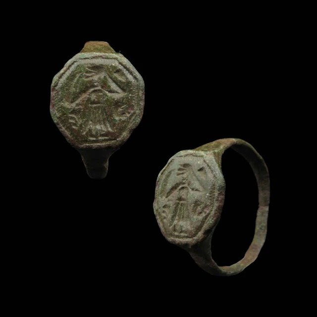 Medieval Bronze Ring with Soldier decoration (1x) - 18 mm (No reserve price)