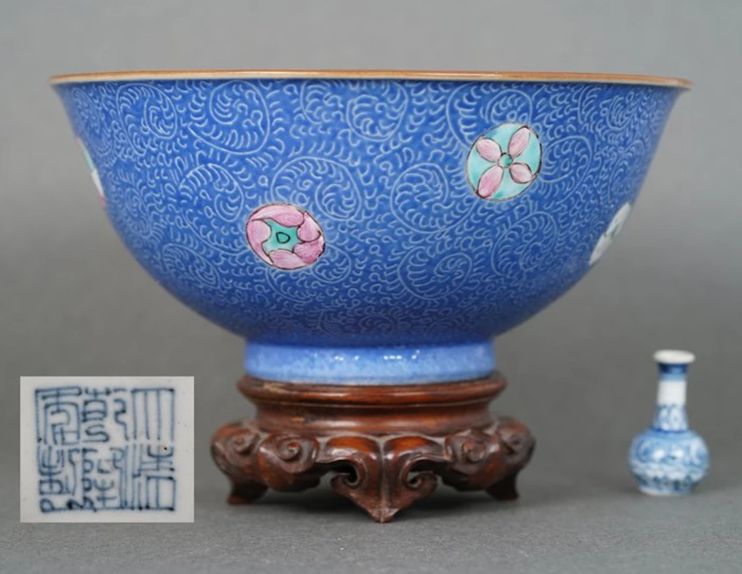 QIANLONG MARKED - Bowl - Ten Multicolored Roundels on...