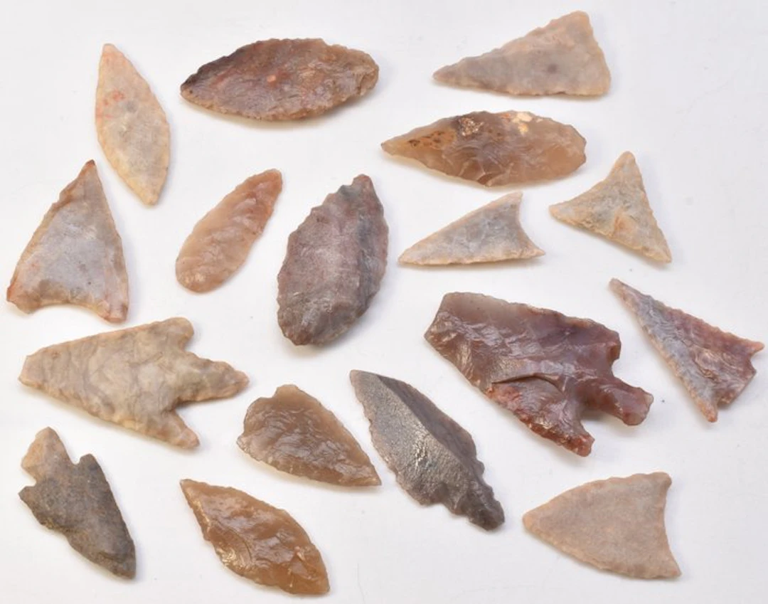 Neolithic Jasper, Flint 17 arrowheads from 1.7 cm to 3 cm (No reserve price)