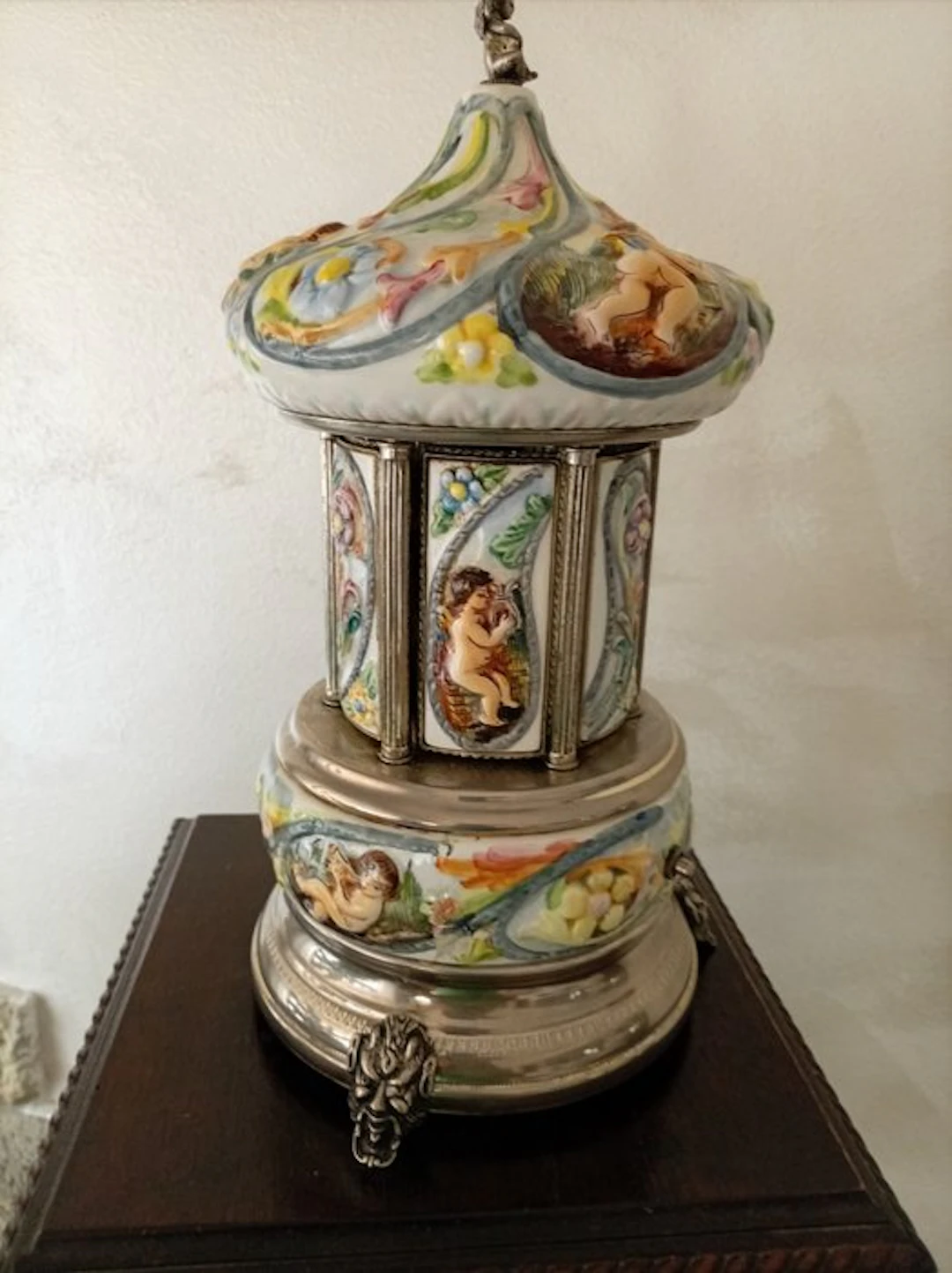 No reserve price - Musical cigarette dispenser - Majolica