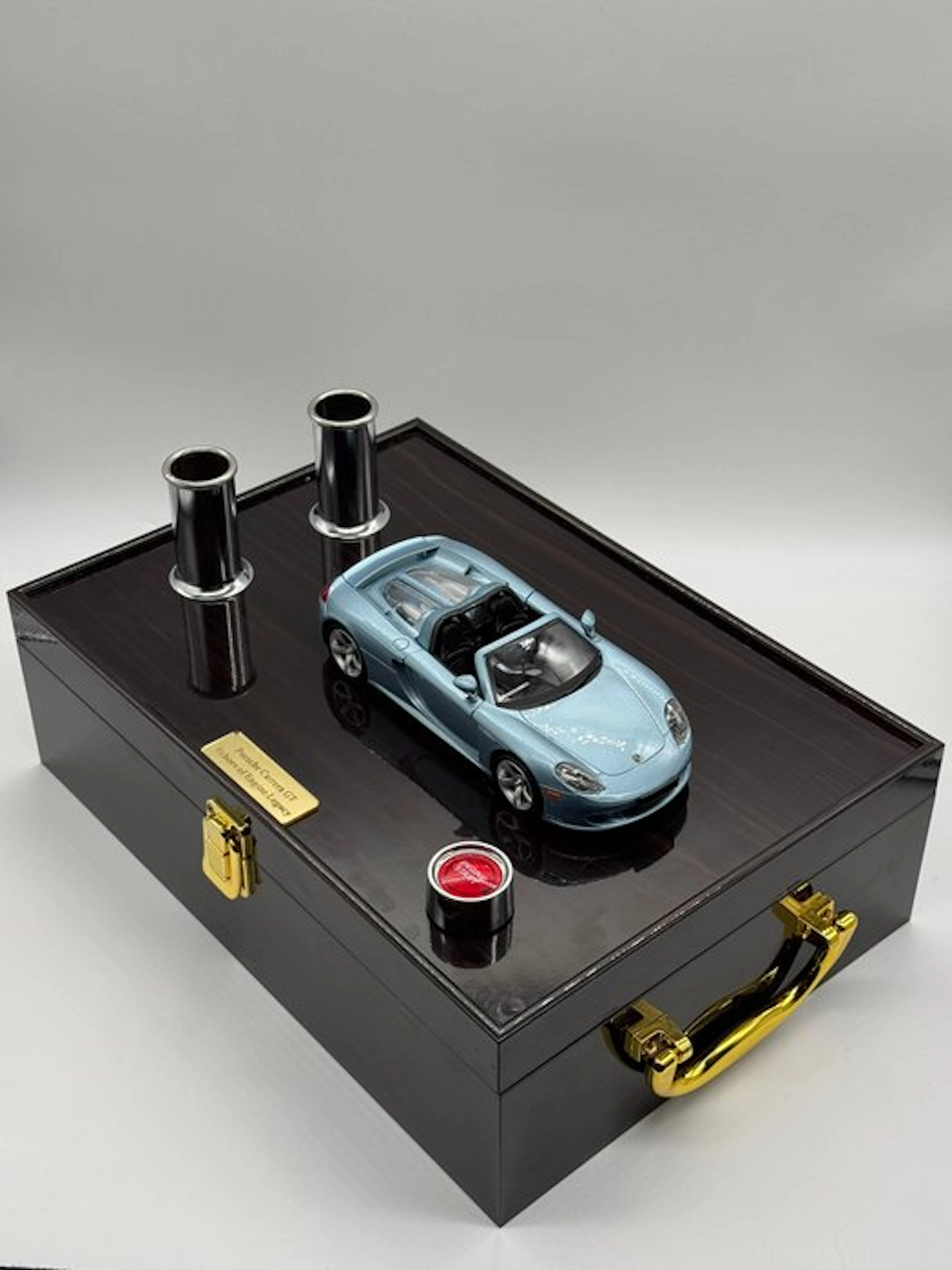 1:24 - Model sports car - Porsche Carrera GT...