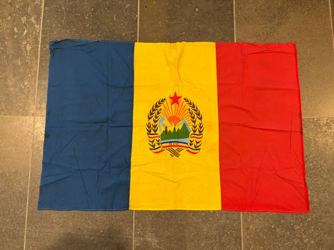 Romania - Flag - Rare communist flag (RPR) ca. 1948–1965 - 1,42 x 0,95 M