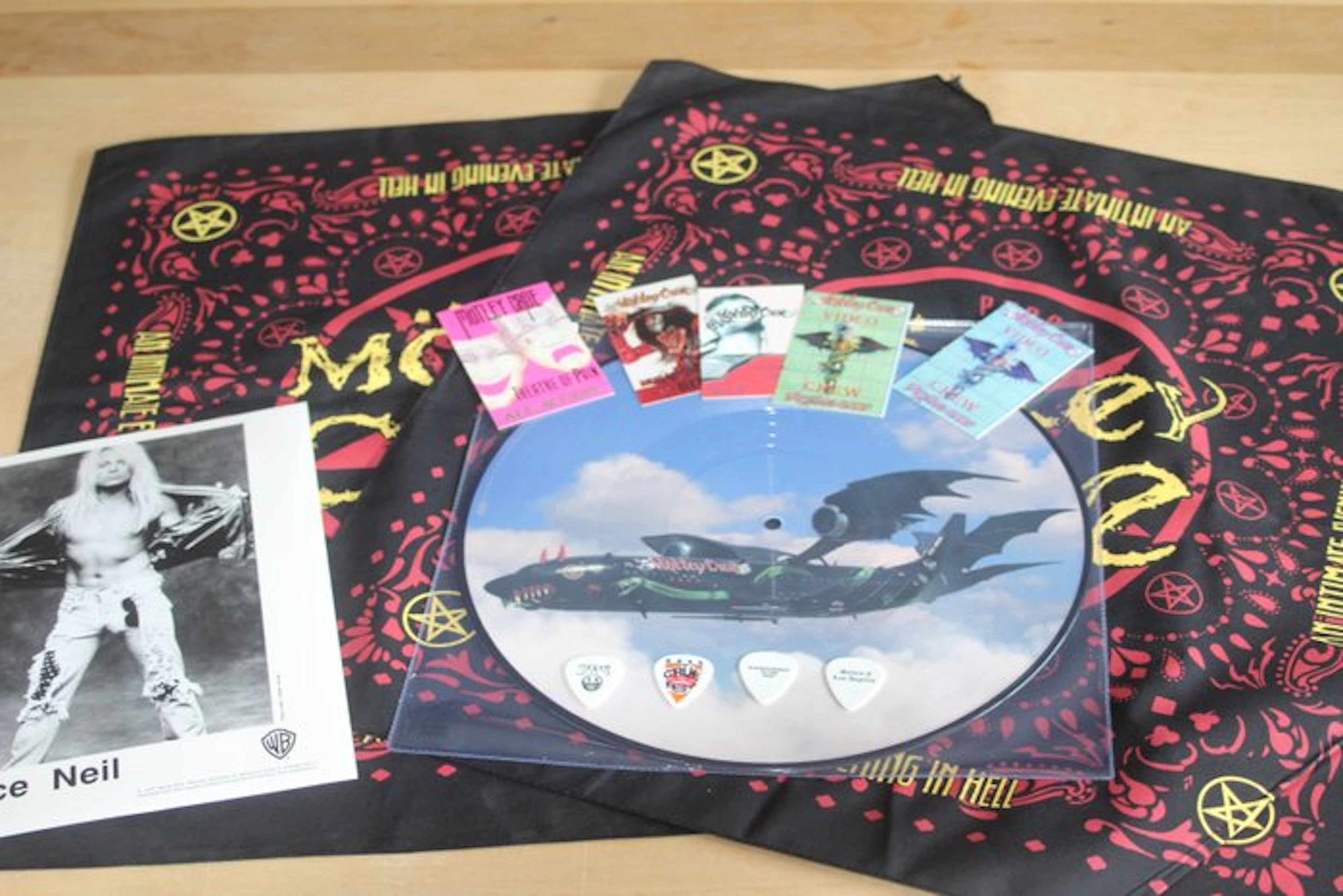Mötley Crüe - Dogs Of War (Picture Disc) + Memorabilia...
