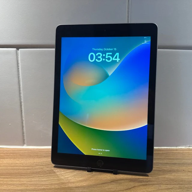 Apple iPad (5th Generation) 128GB Wifi - Mobile phone
