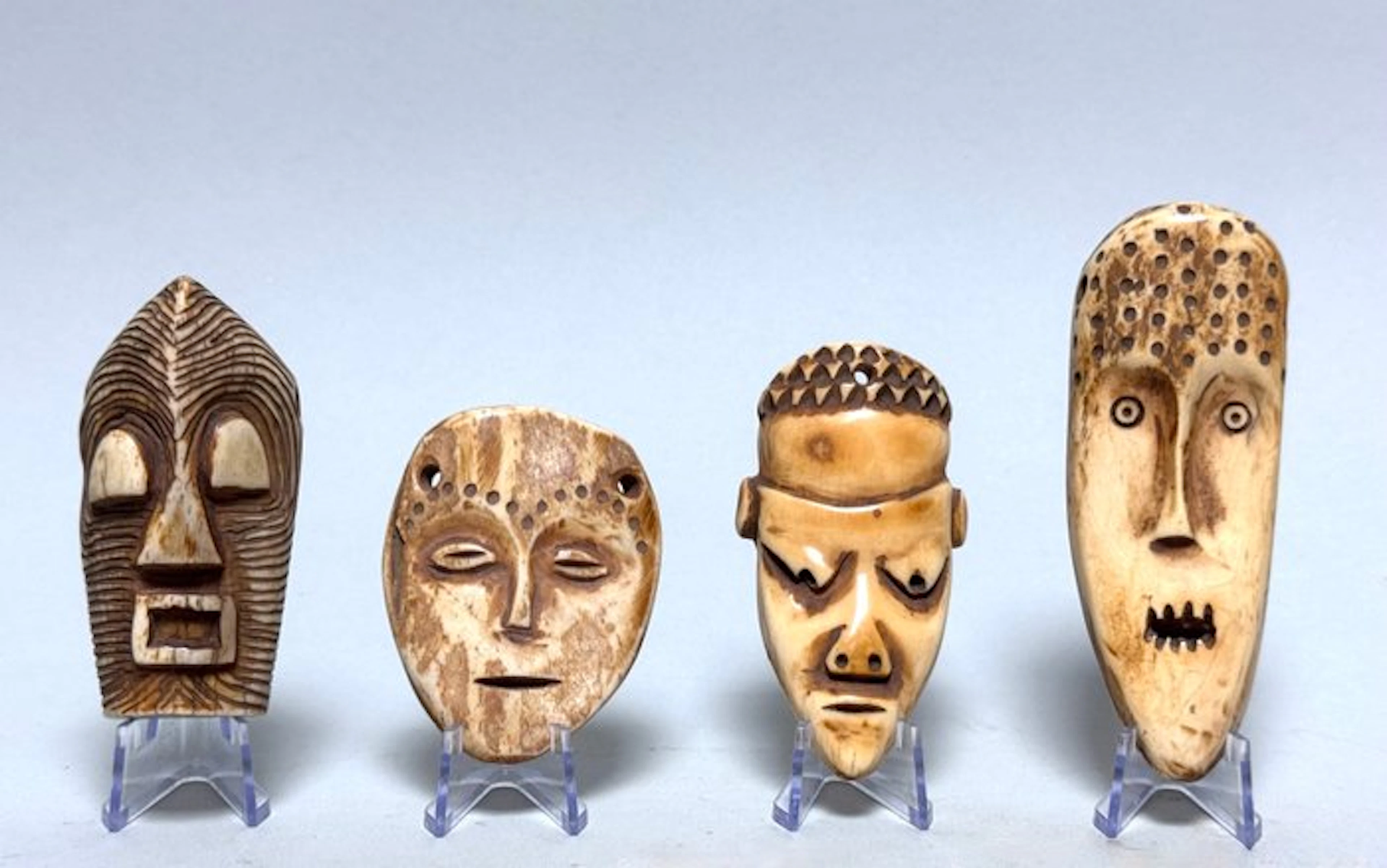 Ikhoko amulets + stands - Pende & Kifwebe - DR Congo (No reserve price)
