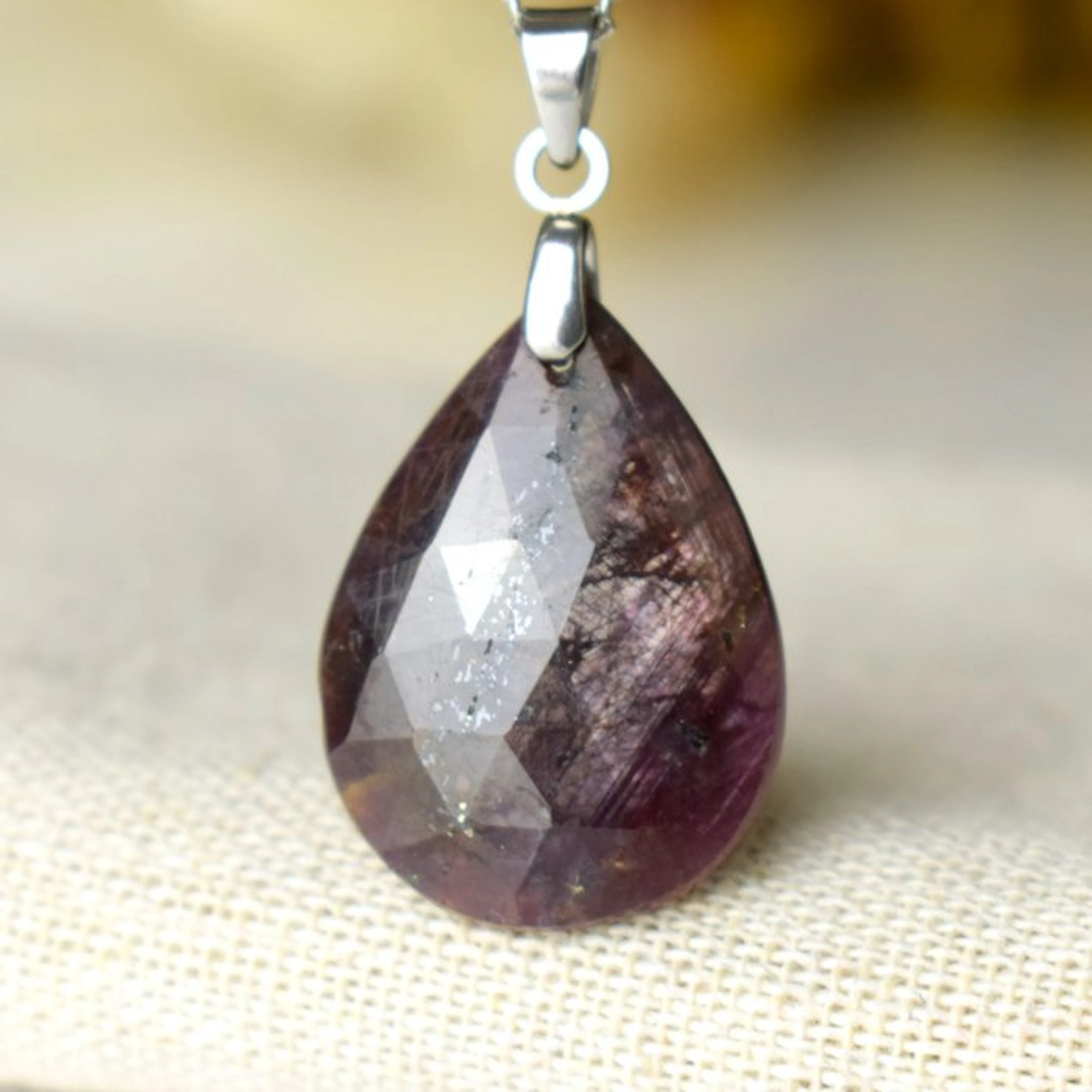 Natural Star Ruby Pendant – A rare gemstone with fascinating reflections- 3.5 g