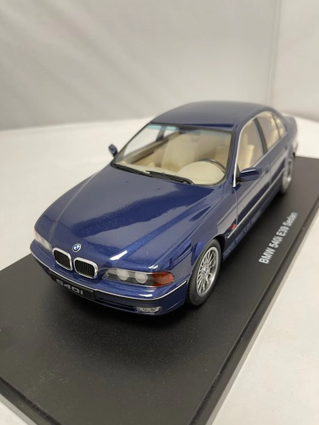 KK Scale 1:18 - Model sedan - BMW 540i E39 Sedan - Toledo Blue Metallic