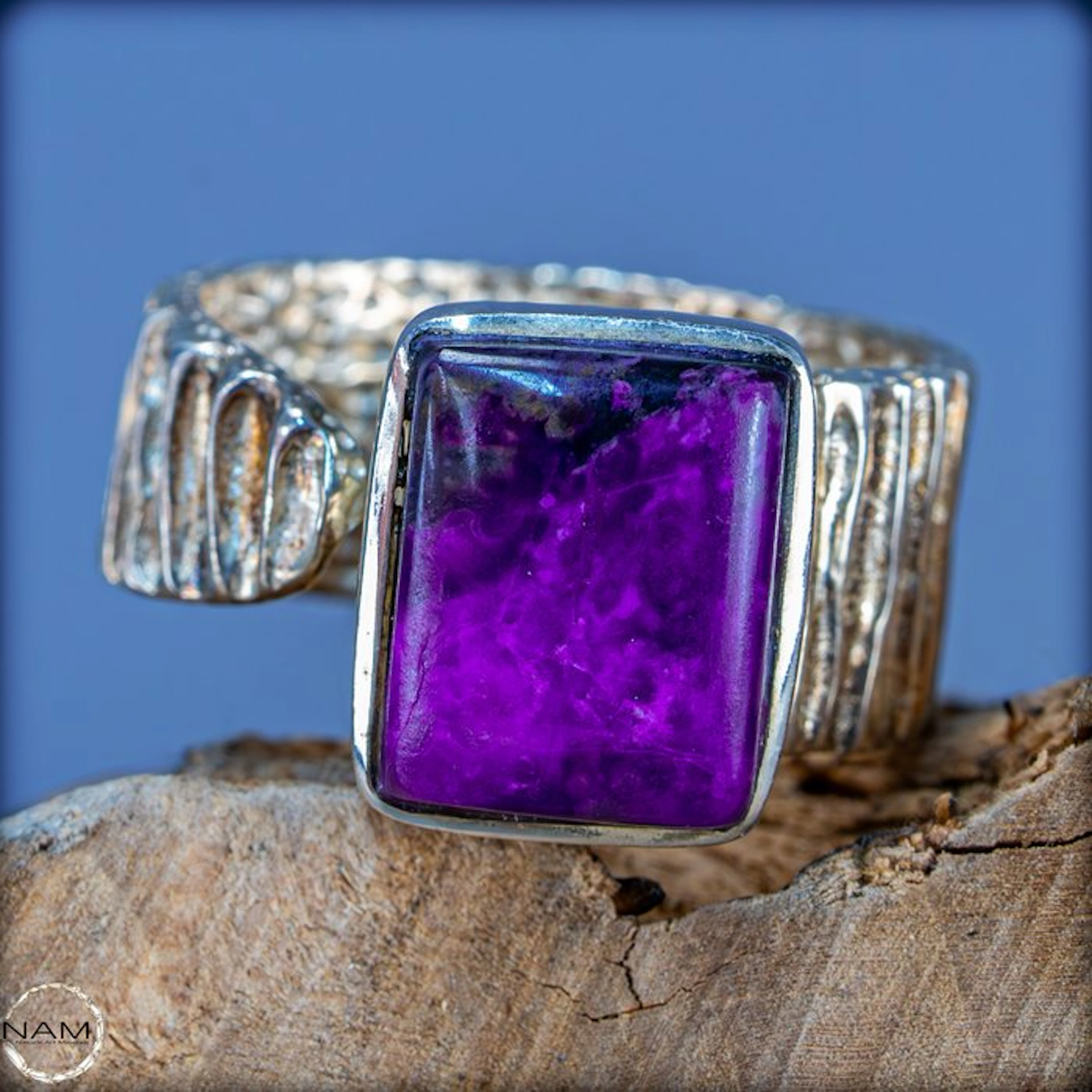 Exceptional ring made of high-quality charoite. 50ct- 10 g