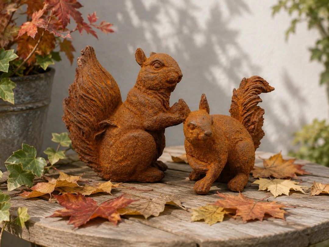 Statue, a cast metal squirrel with appearance - 16 cm - Cast iron