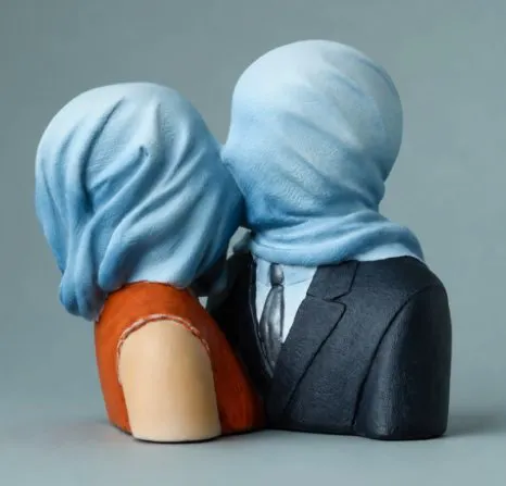 Parastone x René Magritte Foundation - The Lovers Figurine