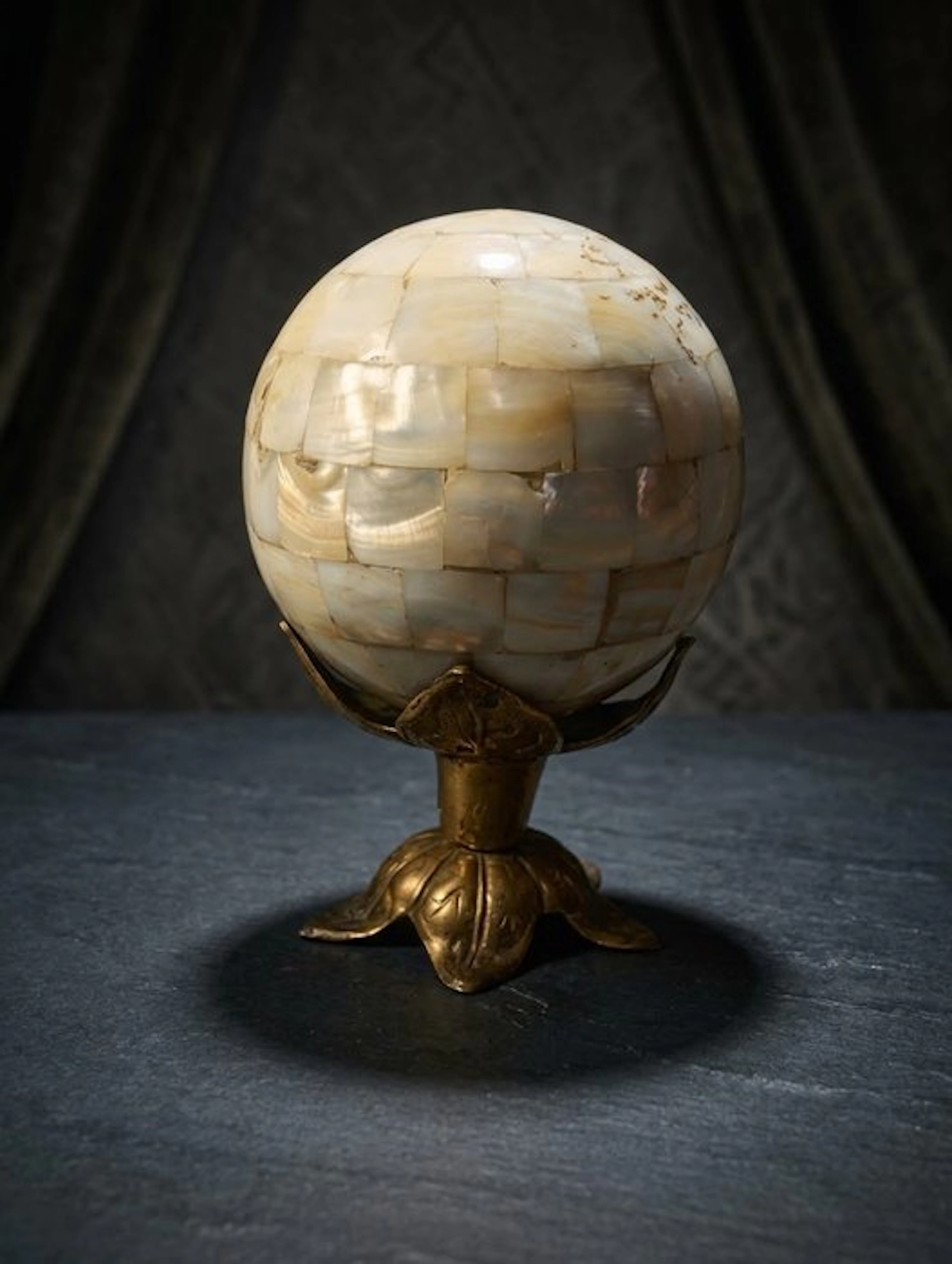 Sphere carving, Sfera Madreperla su base ottone - 15 cm - mother-of-pearl