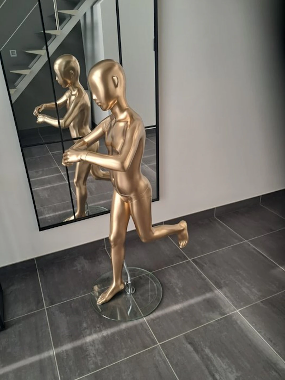 Mannequin - Goudkleurige designmannequin in dynamische pose - Resin, polyester