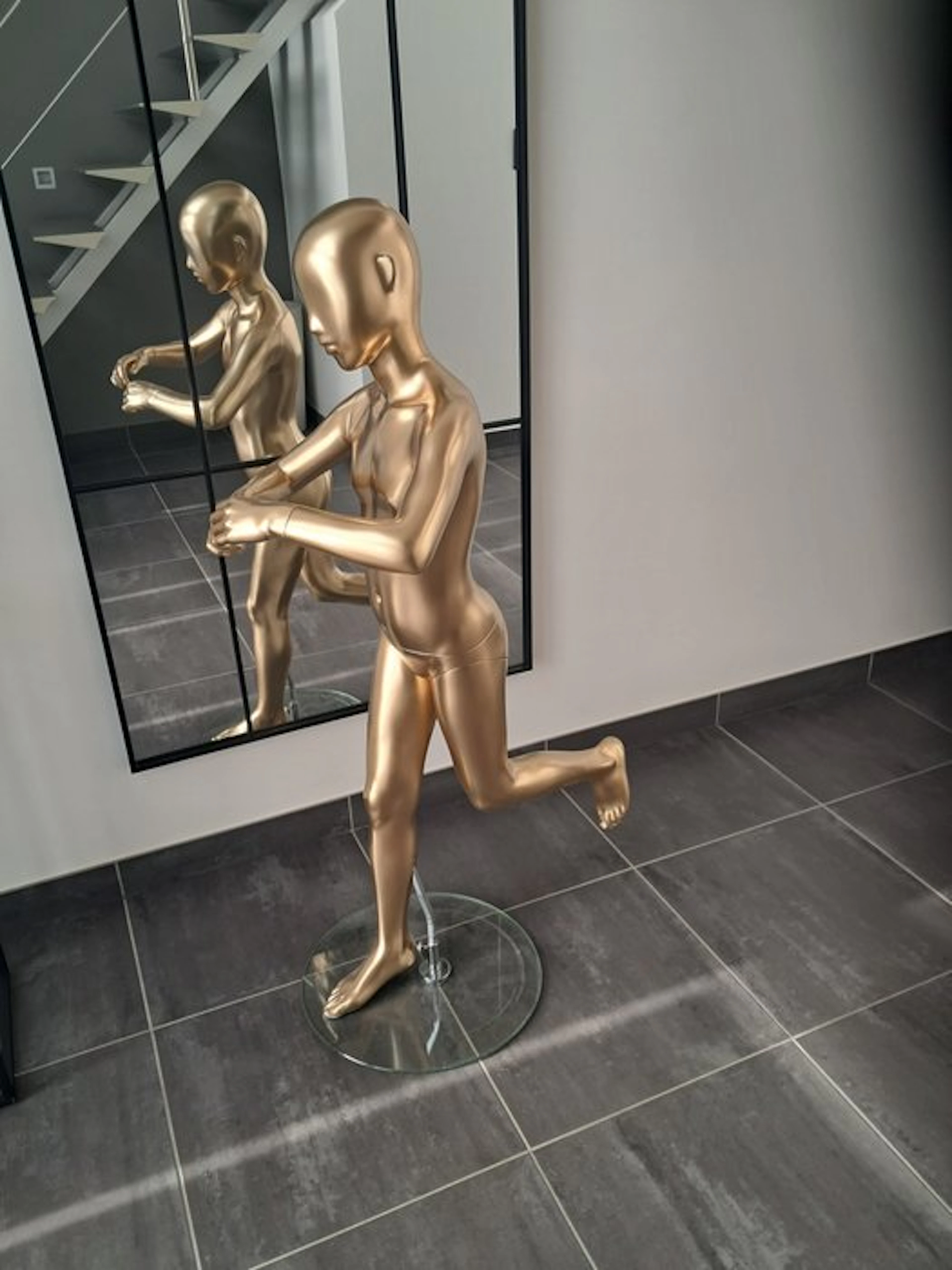 Mannequin - Goudkleurige designmannequin in dynamische pose - Resin, polyester