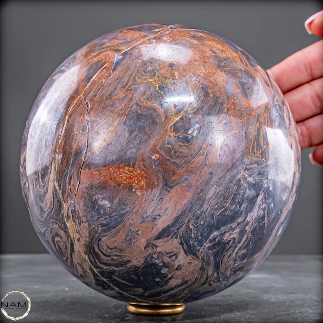 Hand-polished jasper sphere from Pakistan – A unique...