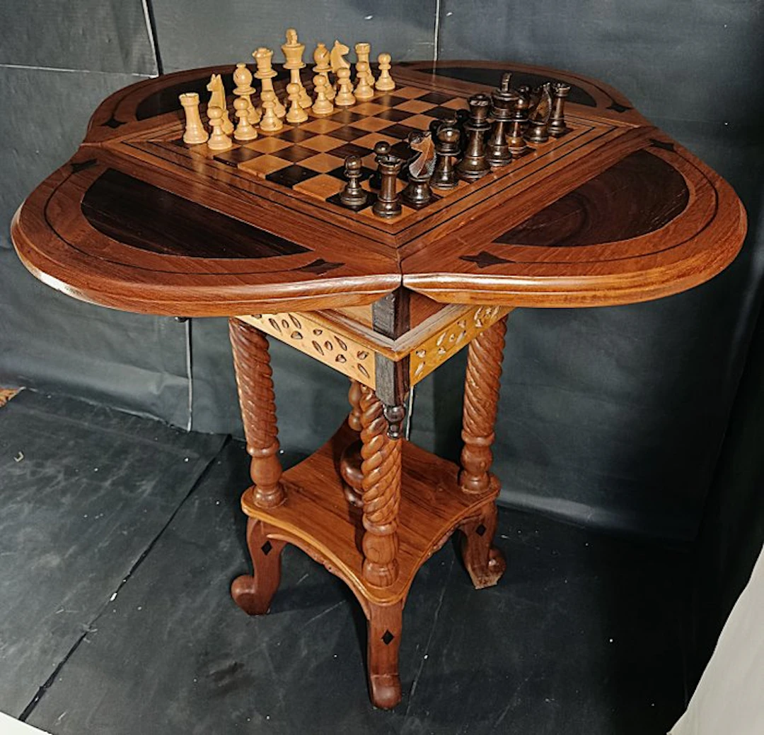 Chess table - Four-leaf clover - Mahogany and Oak Wood - Drop-leaf table.